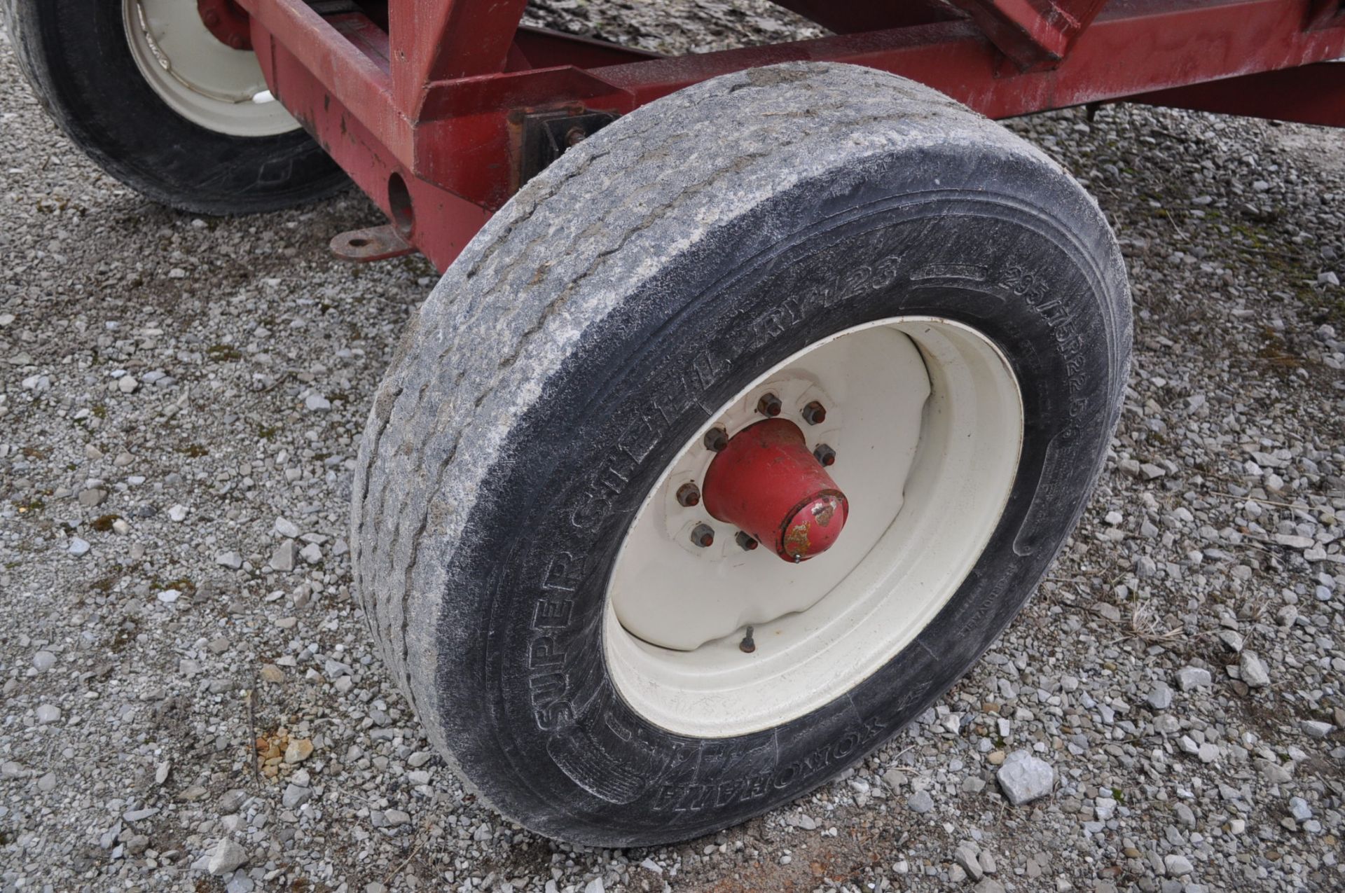 J&M 350 gravity wagon on gear, 22.5 tires - Image 8 of 9