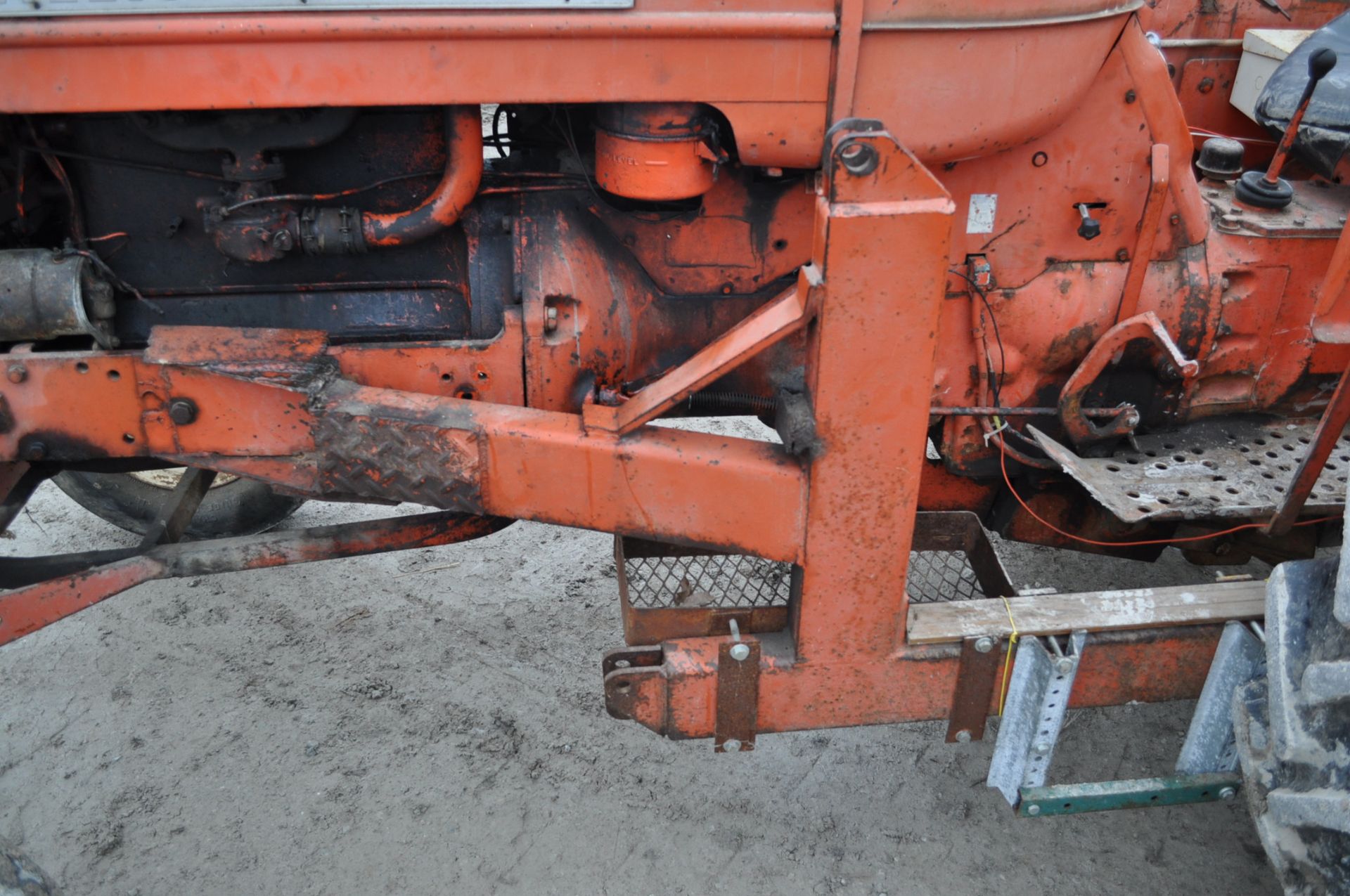 Allis-Chalmers D17 tractor, 12.4R28 rear tires, 540 PTO, snap coupler, sells with 9' blade, no - Image 9 of 14