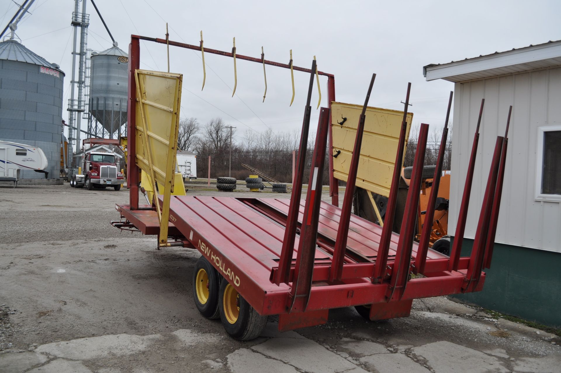 New Holland 1037 Stackliner Bale Wagon pull type w/hand controls, 540 pto, new bale counter, SN# - Image 4 of 15