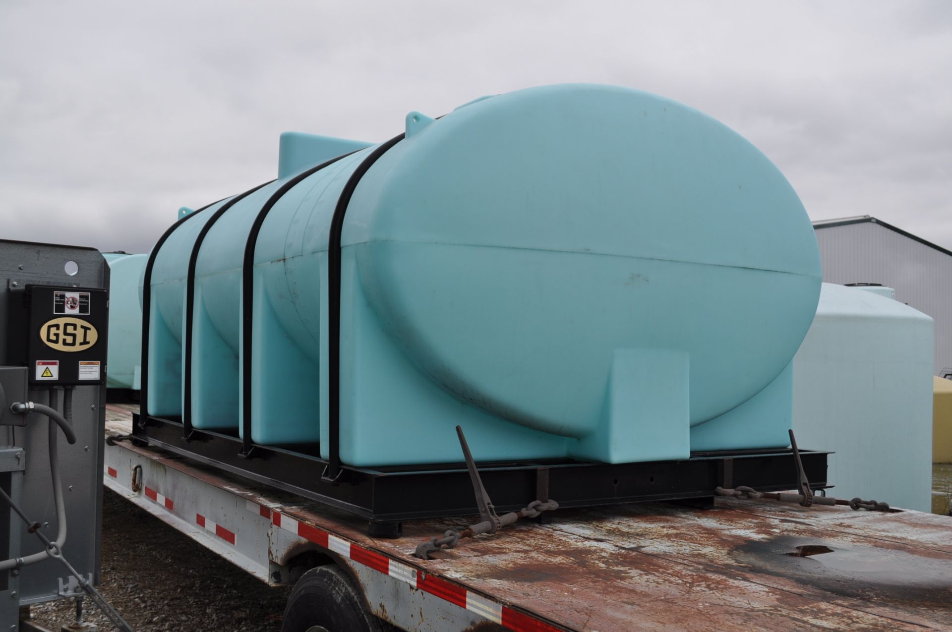 2350 gallon Ace Roto Mold skid tank w/ bottom drain - Image 3 of 4