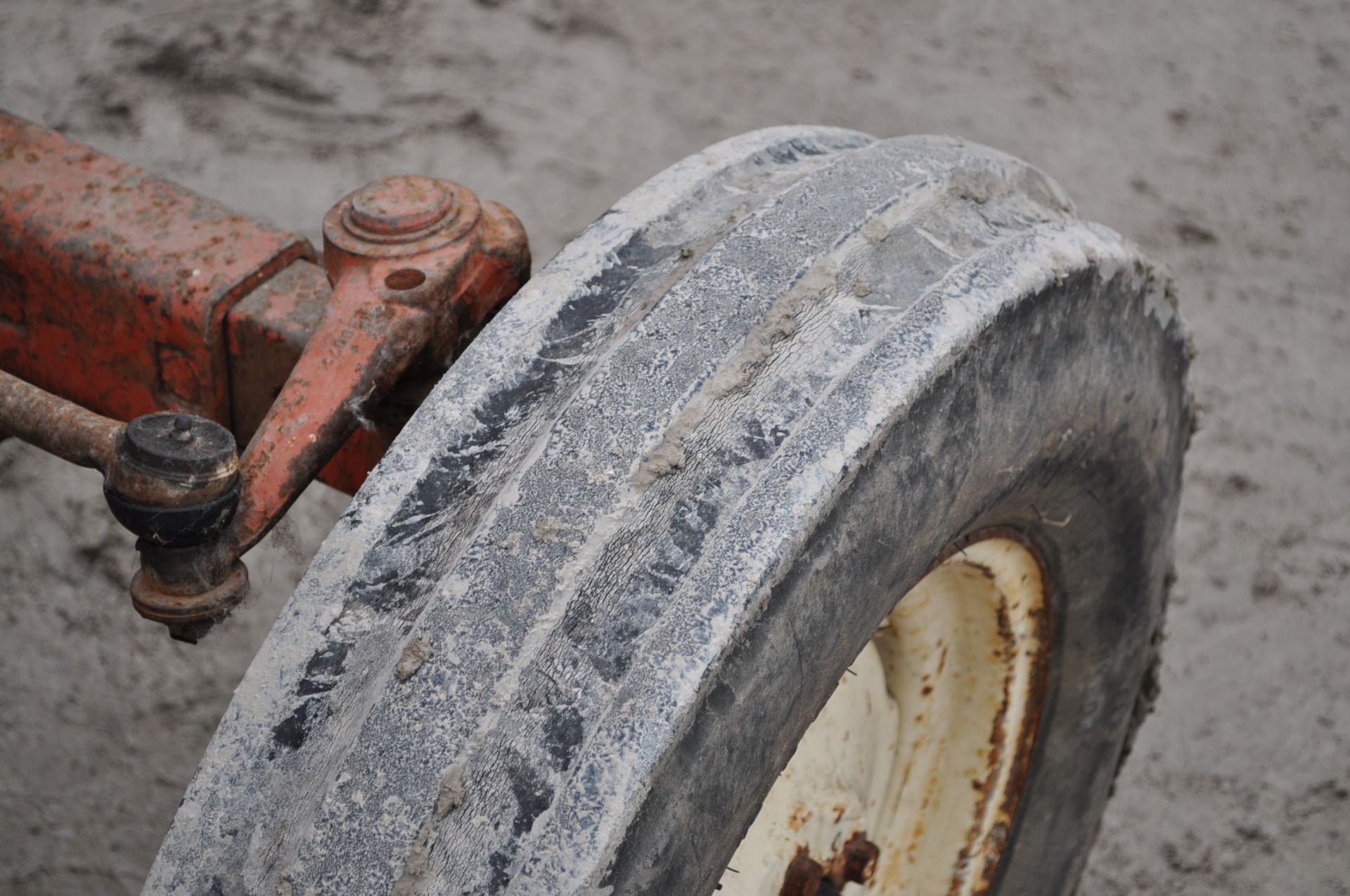 Allis-Chalmers D17 tractor, 12.4R28 rear tires, 540 PTO, snap coupler, sells with 9' blade, no - Image 8 of 14