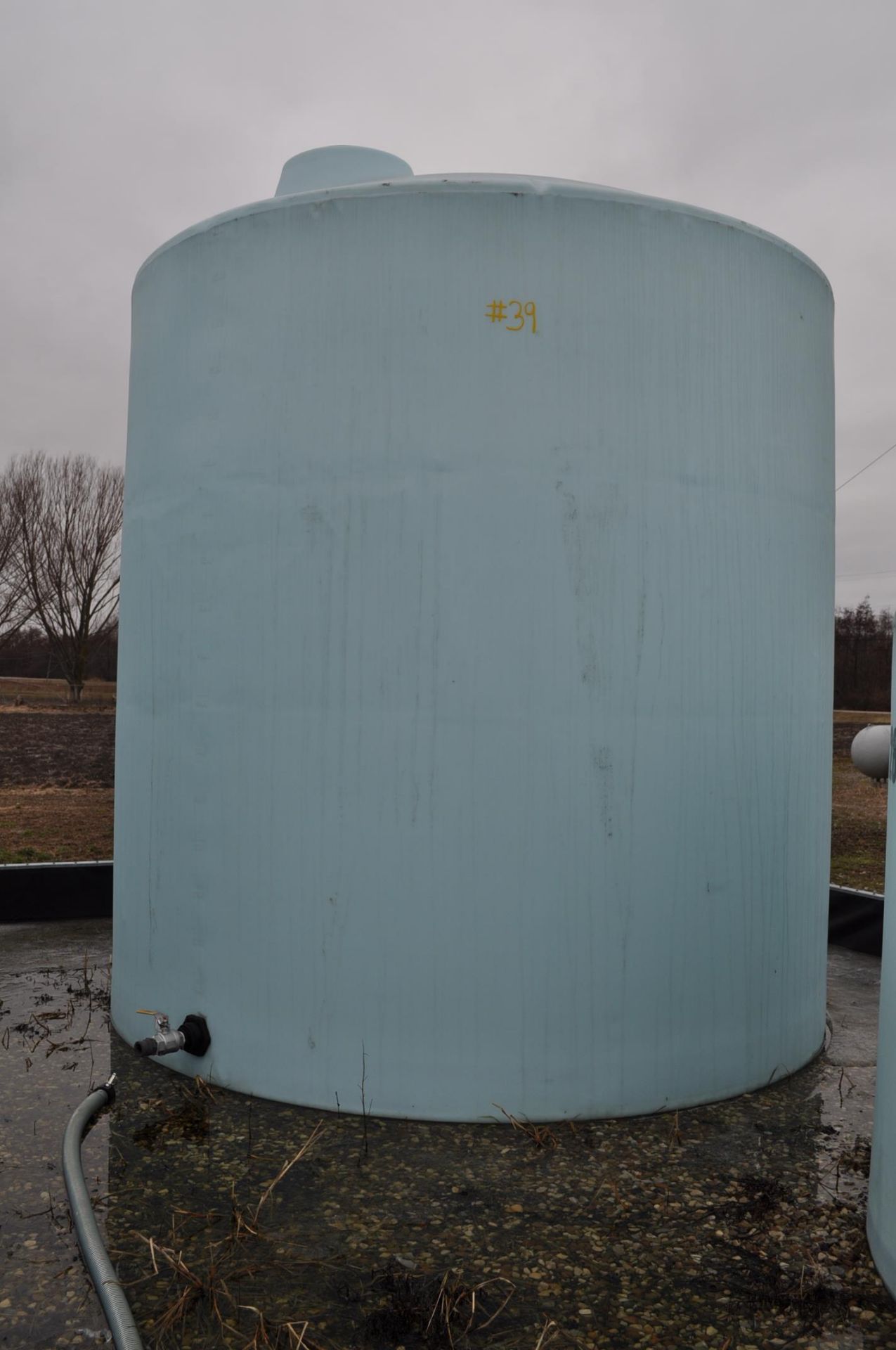 10,000 gallon Verticle poly tank