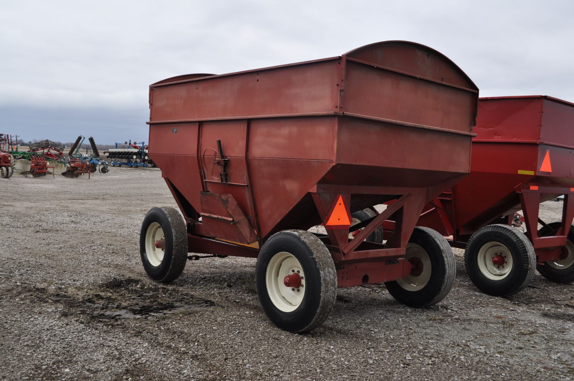 J&M 350 gravity wagon on gear, 22.5 tires - Image 4 of 9