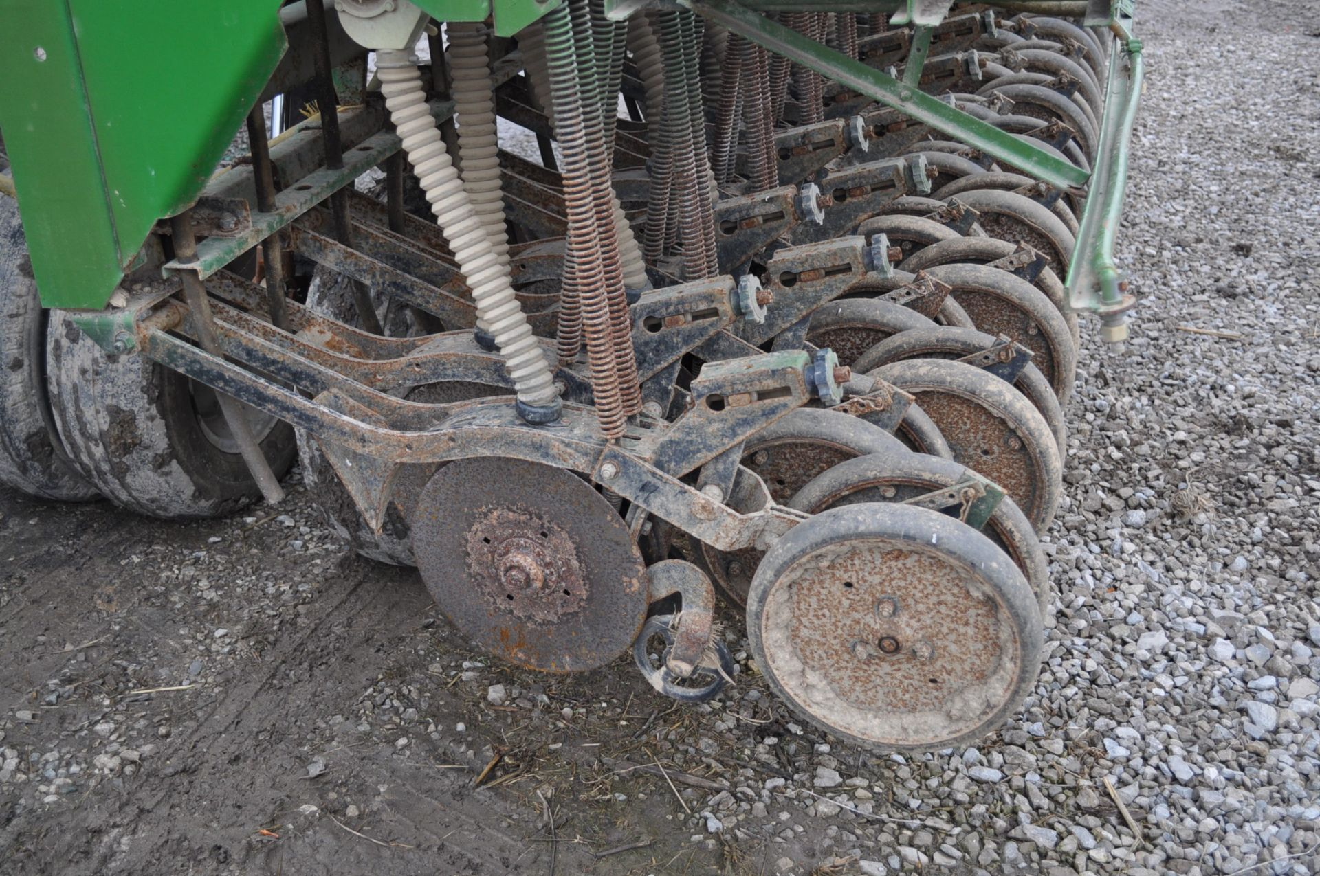 30' Great Plains Solid Stand drill, ground drive, V rubber closing wheels, markers, extra - Image 6 of 13