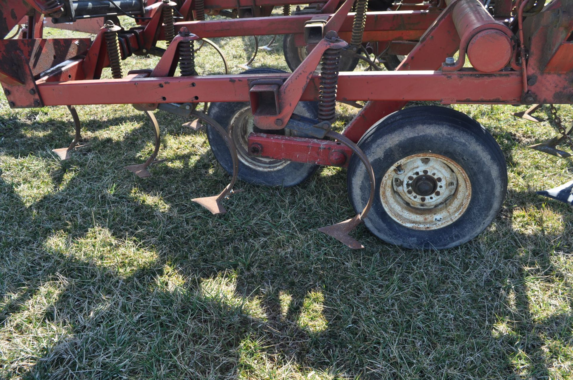 26' White 226 field cultivator, 3 bar harrow, walking tandems, rear hitch with hyd, hyd flat fold - Image 6 of 9