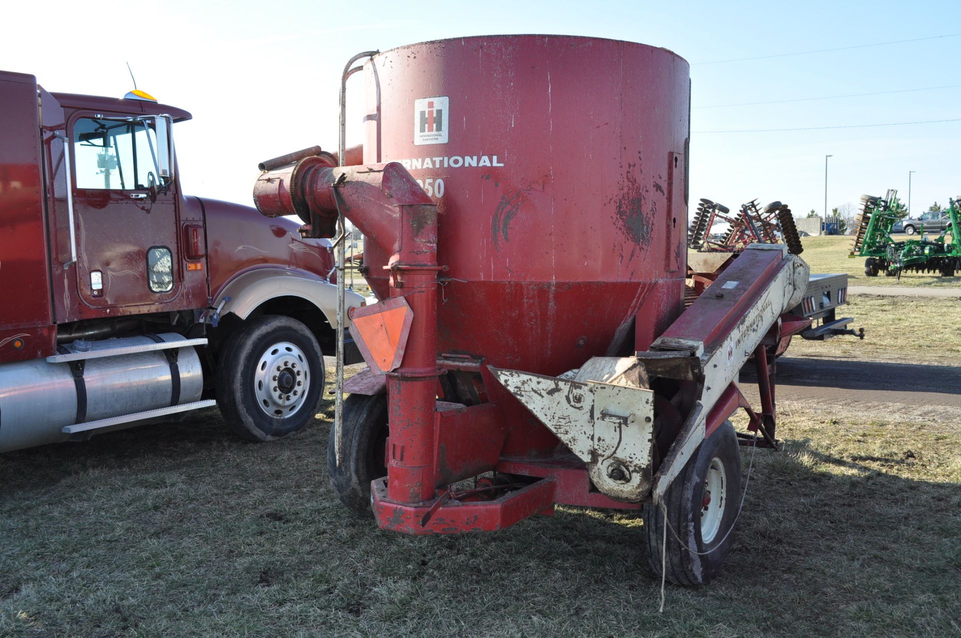 International 950 grinder mixer, ear corn chute, 540 PTO, bought new - Image 3 of 11