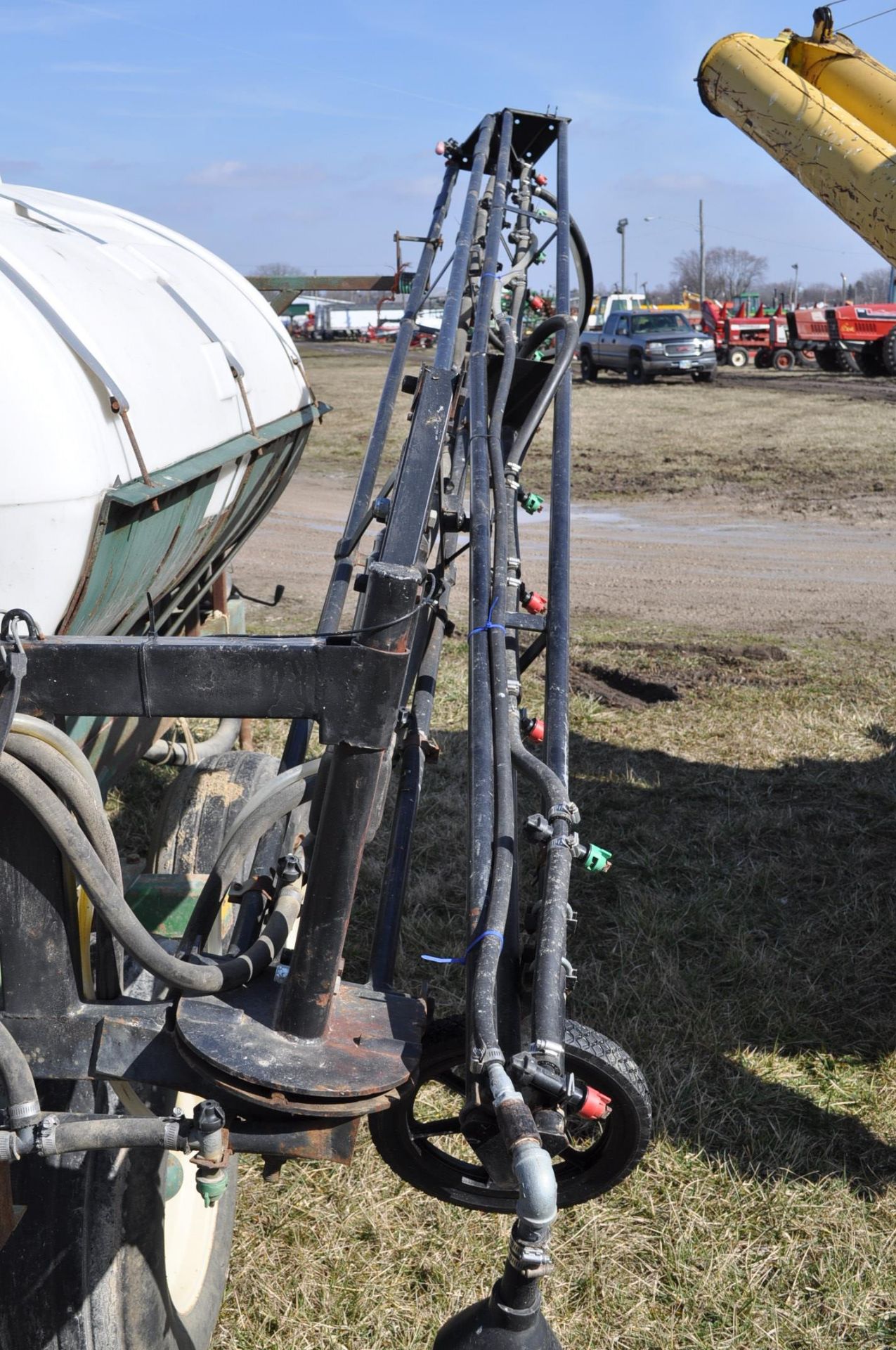 Pull type sprayer, 850 gal poly tank, tank one year old, 60 ft boom, 15" spacing, hyd solution pump - Image 7 of 11