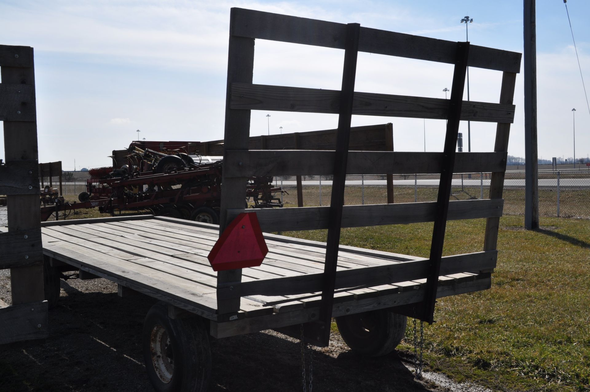 20' flat rack hay wagon, rear standards, on gear - Image 4 of 9