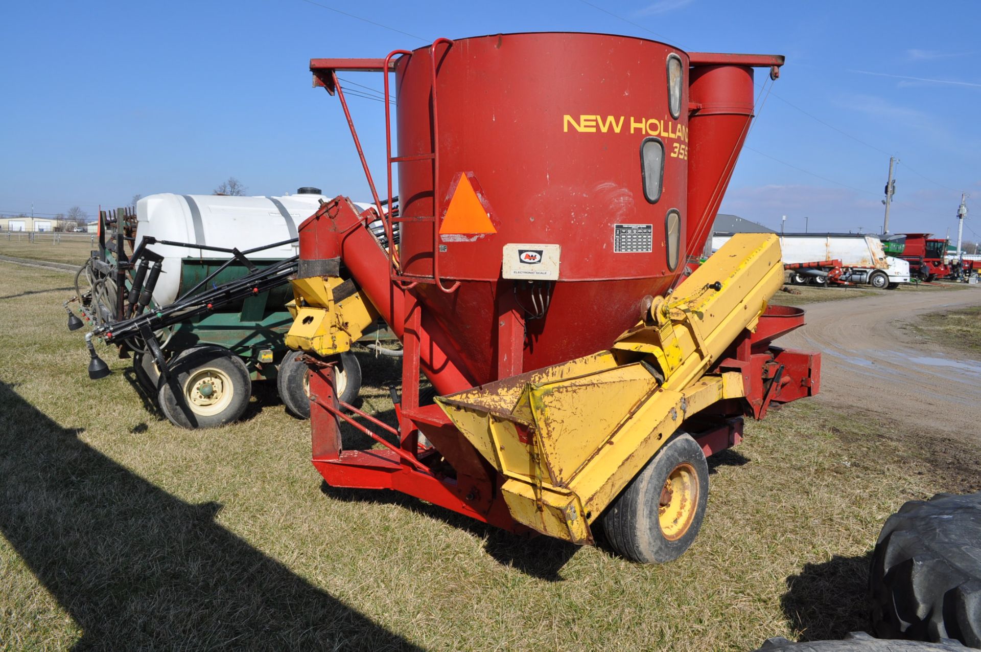 New Holland 355 grinder mixer, load auger, long unload auger, scales need repaired - Image 3 of 9