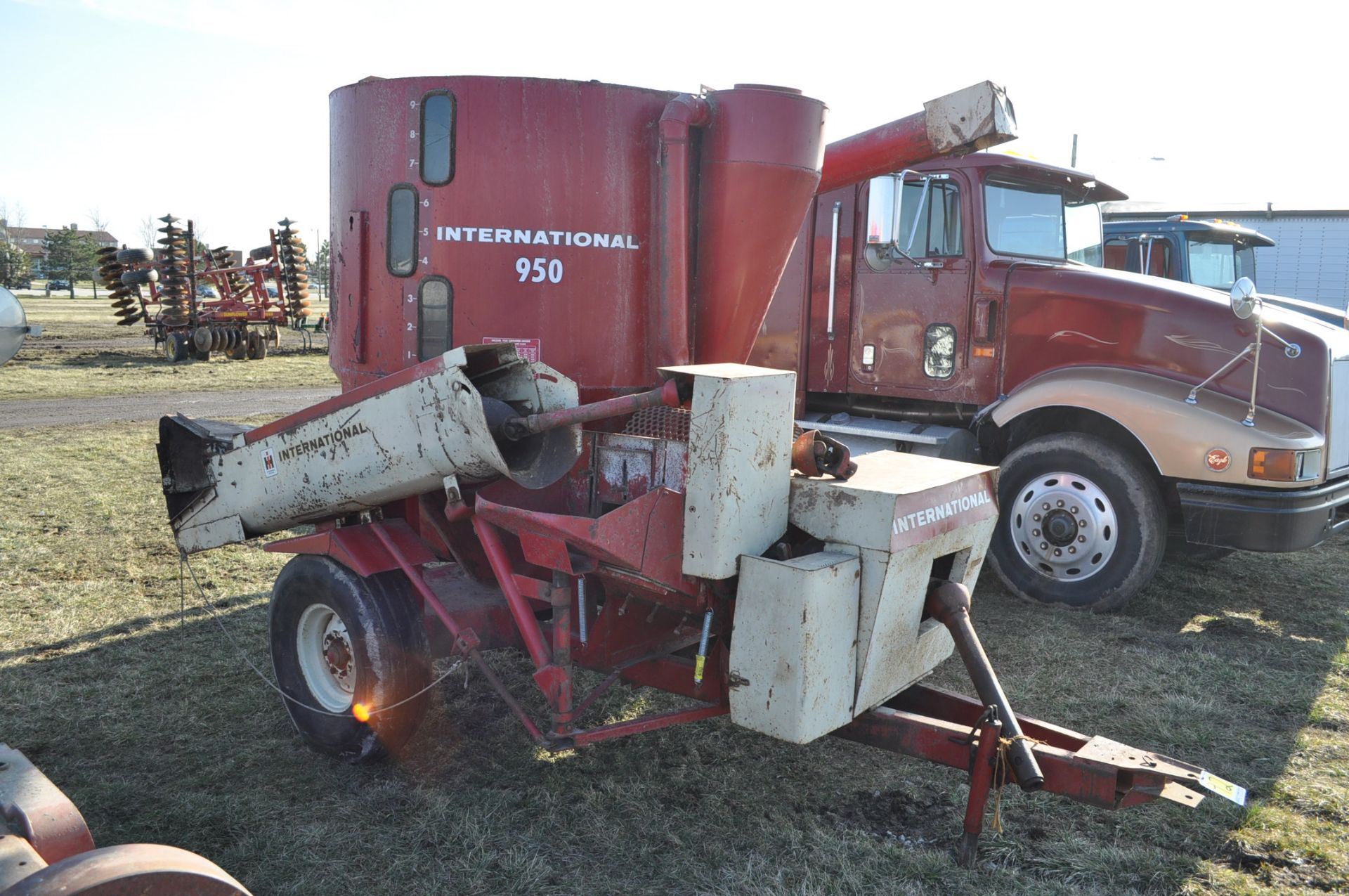 International 950 grinder mixer, ear corn chute, 540 PTO, bought new - Image 2 of 11