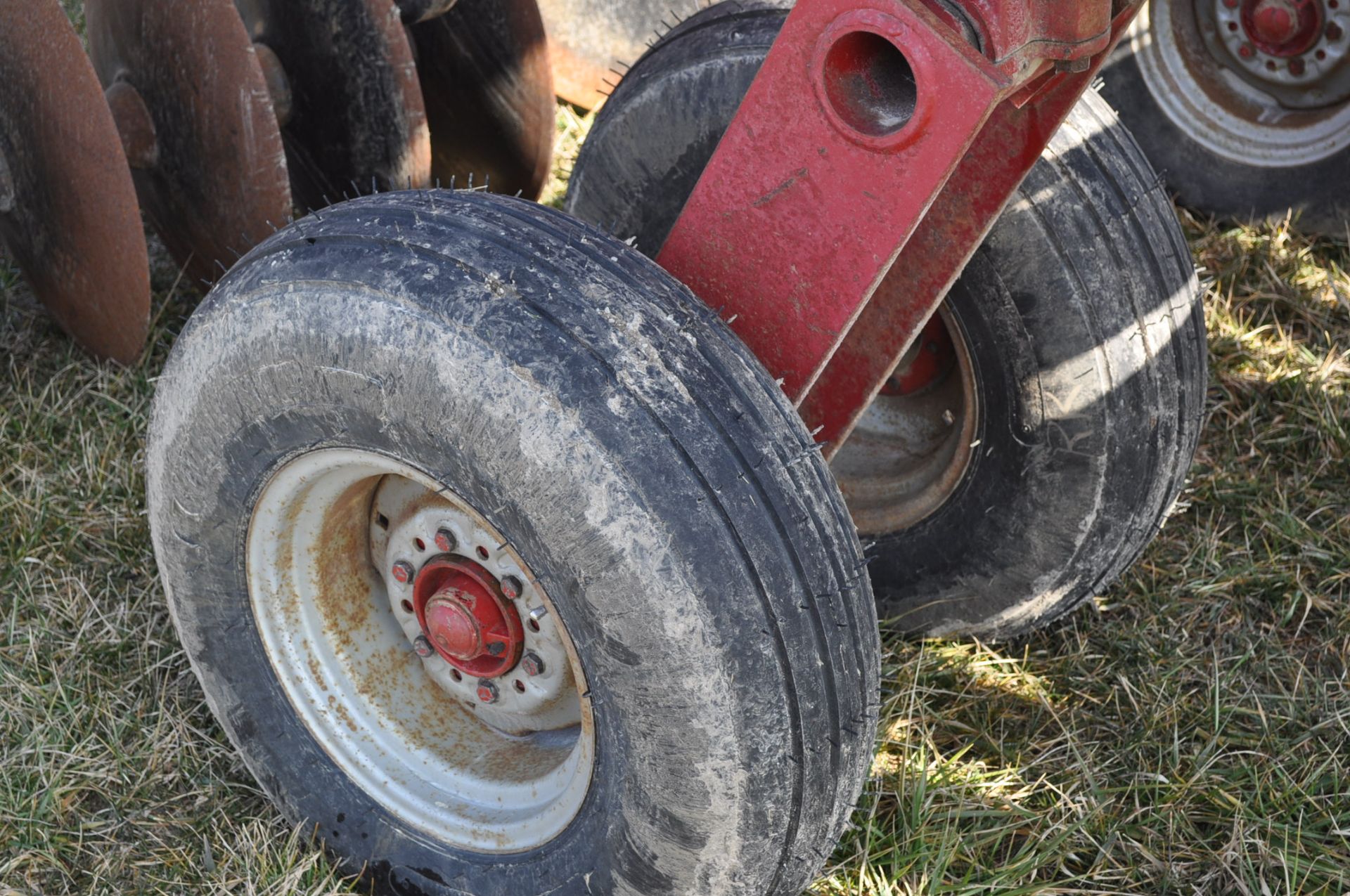 24’ Case IH 496 disc, rock flex, 7 ½” spacing, 3 bar spike tooth harrow, new blades - Image 13 of 13