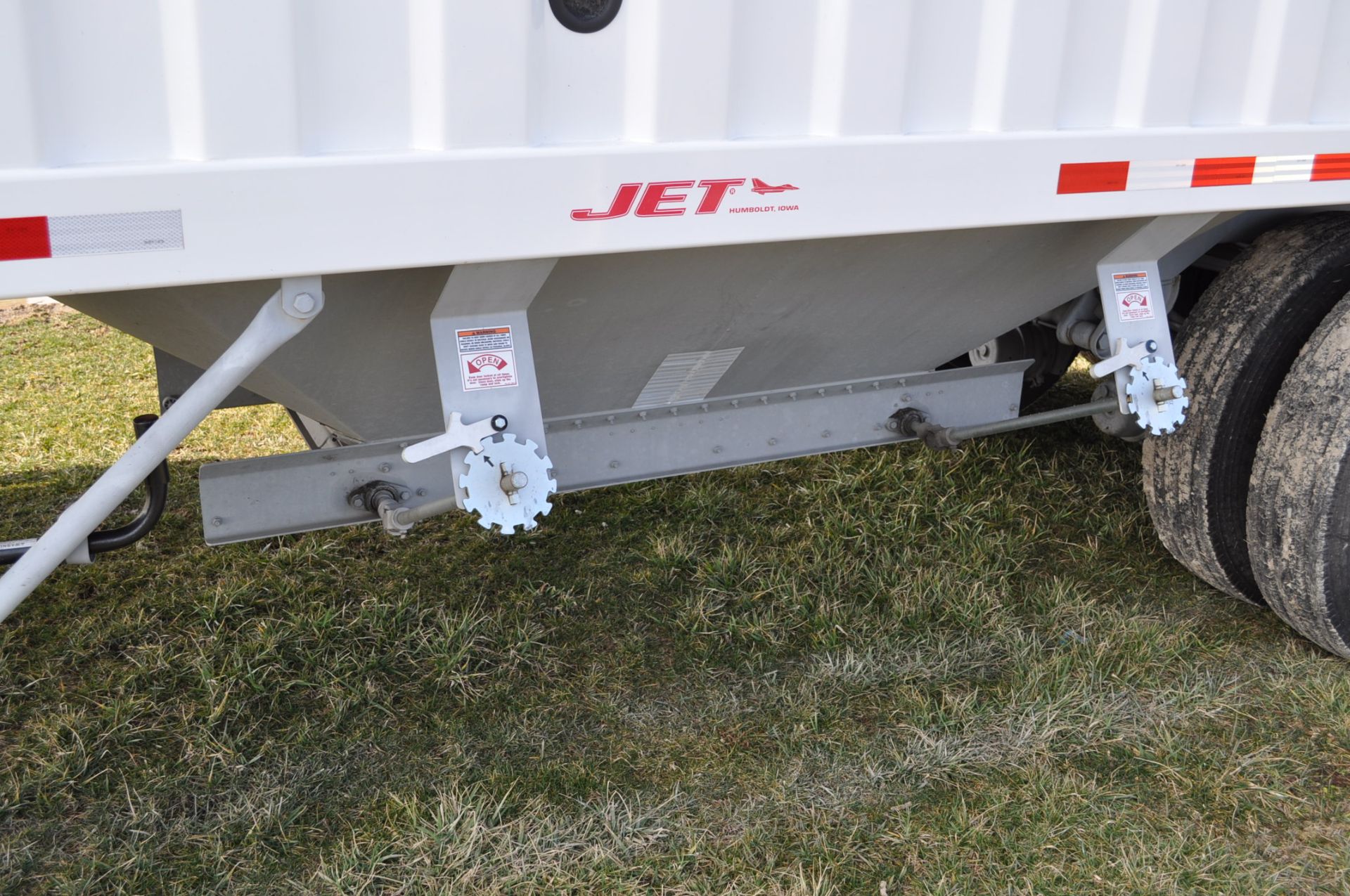 26’ 2018 Jet steel grain trailer, tandem axle, single hopper, 11R22.5 tires, spring ride, - Image 9 of 10