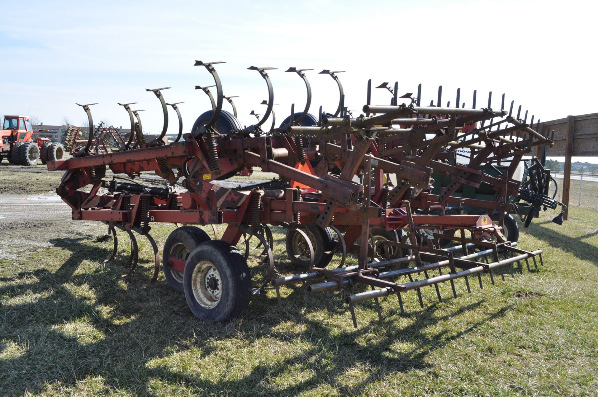 26' White 226 field cultivator, 3 bar harrow, walking tandems, rear hitch with hyd, hyd flat fold - Image 4 of 9