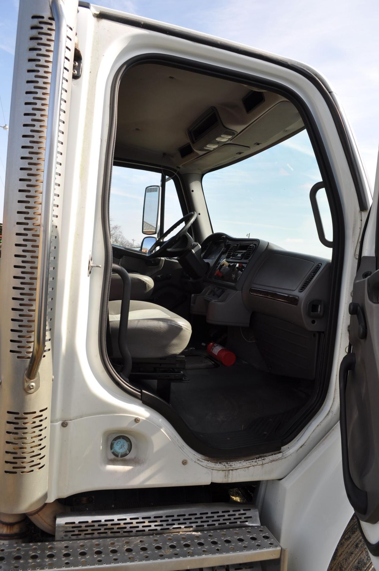 2009 Freightliner M2 semi truck, single axle, day cab, Cummins ISC 260, Allison auto, air ride - Image 22 of 23