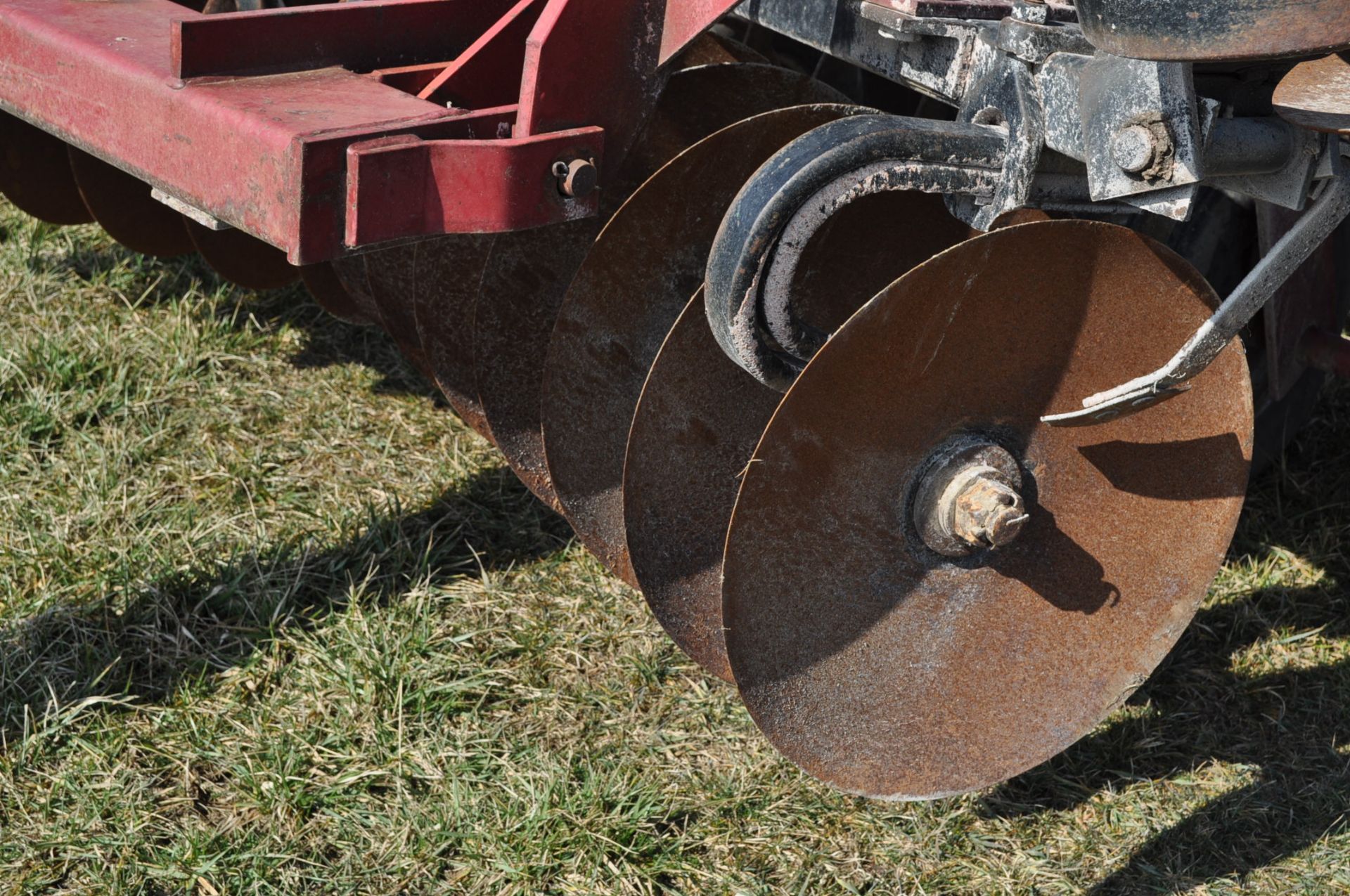 24’ Case IH 496 disc, rock flex, 7 ½” spacing, 3 bar spike tooth harrow, new blades - Image 5 of 13