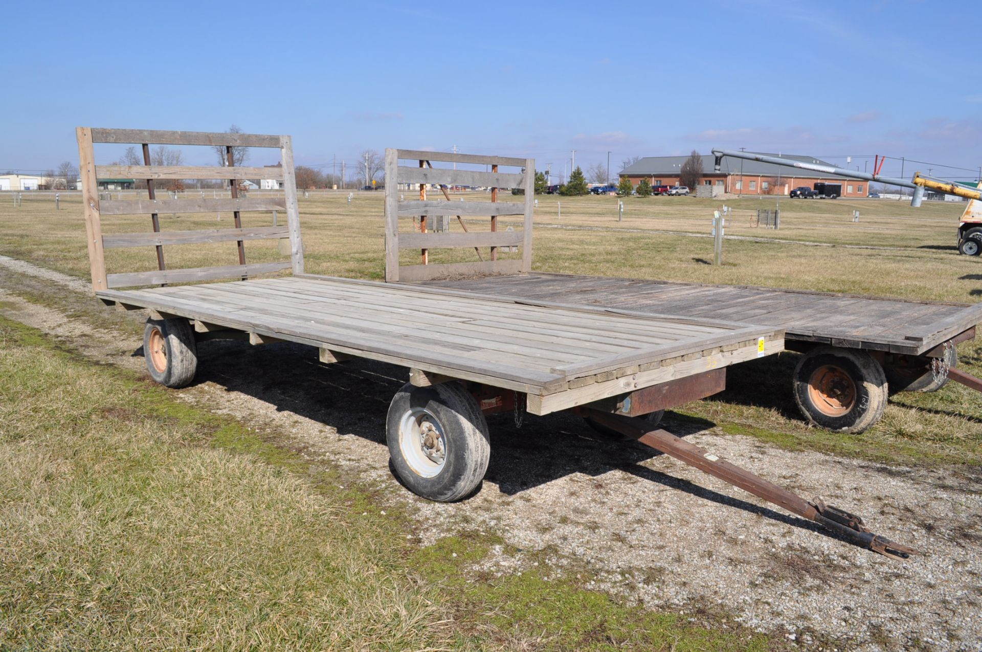 20' flat rack hay wagon, rear standards, on gear - Image 2 of 9