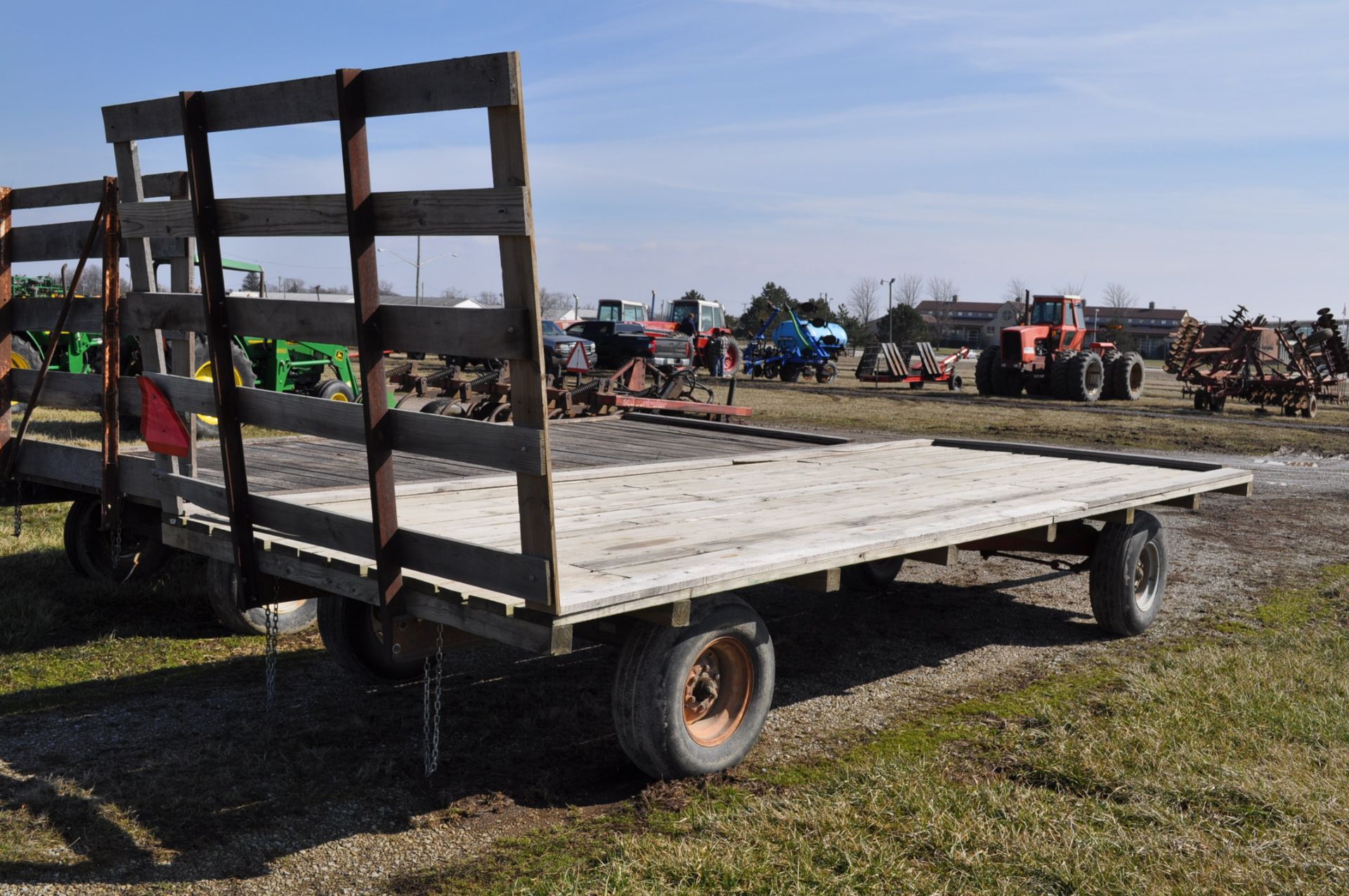 20' flat rack hay wagon, rear standards, on gear - Image 3 of 9