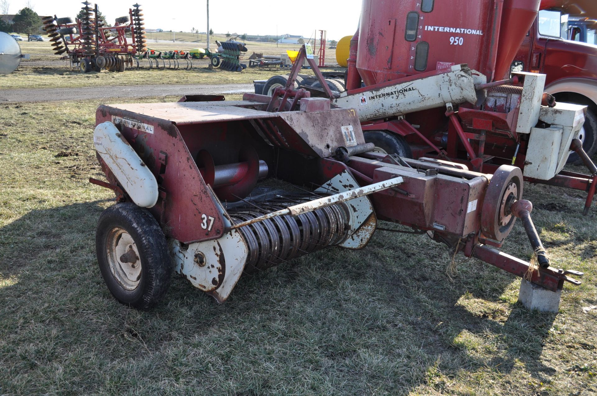 International 37 square baler, 540 PTO, twine tie, SN 12250M, bought new - Image 2 of 7