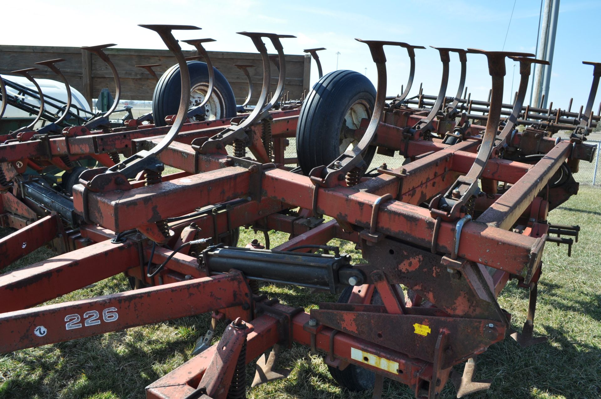 26' White 226 field cultivator, 3 bar harrow, walking tandems, rear hitch with hyd, hyd flat fold - Image 7 of 9