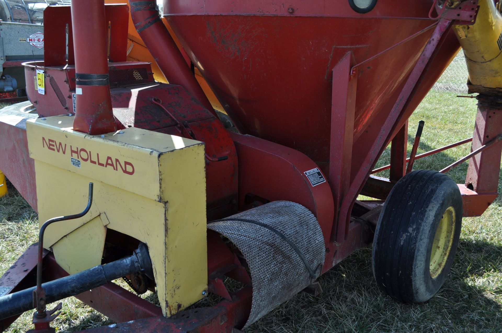 New Holland 355 grinder mixer, load auger, long unload auger, scales need repaired - Image 8 of 9
