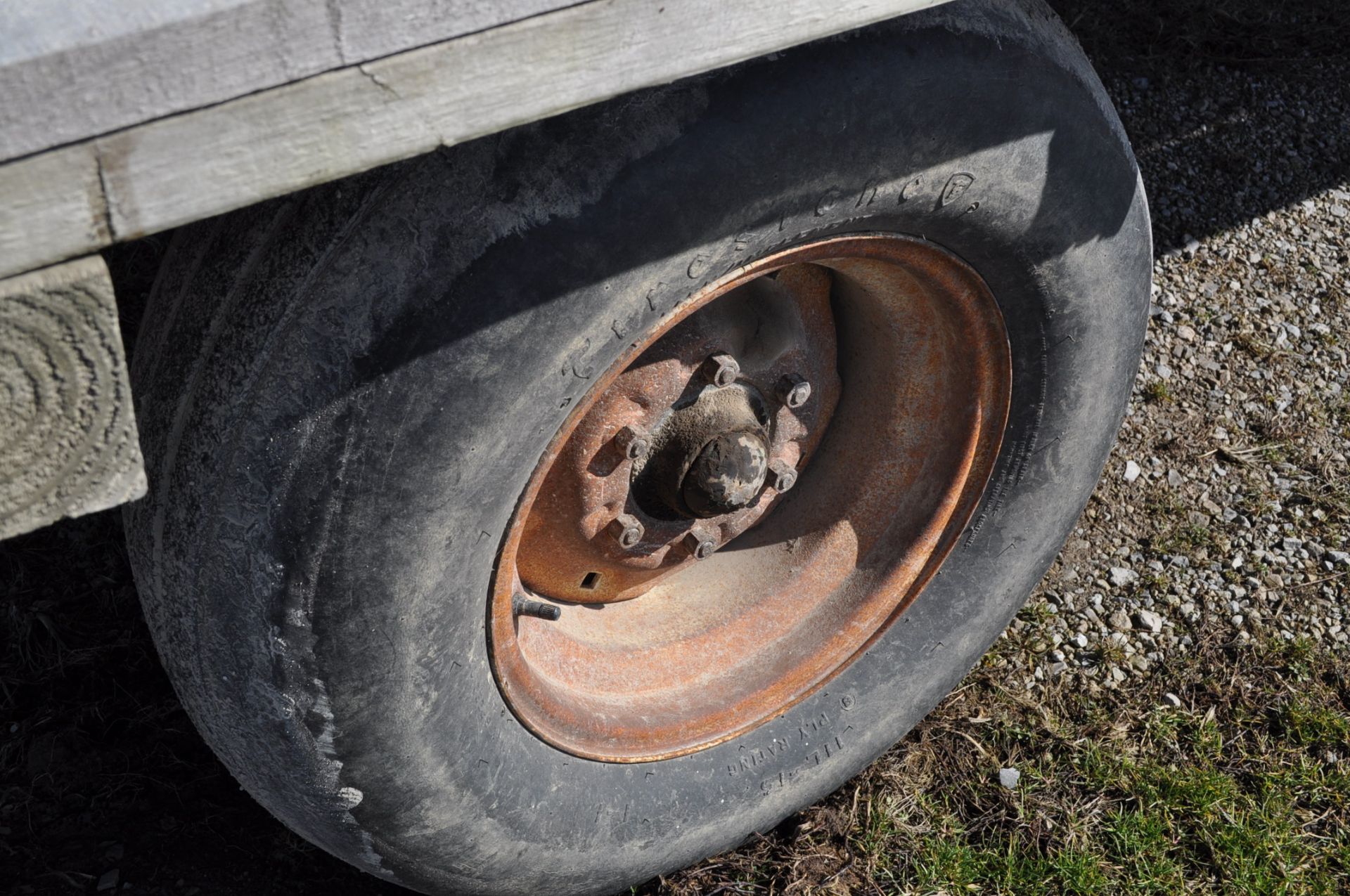 20' flat rack hay wagon, rear standards, on gear - Image 7 of 9