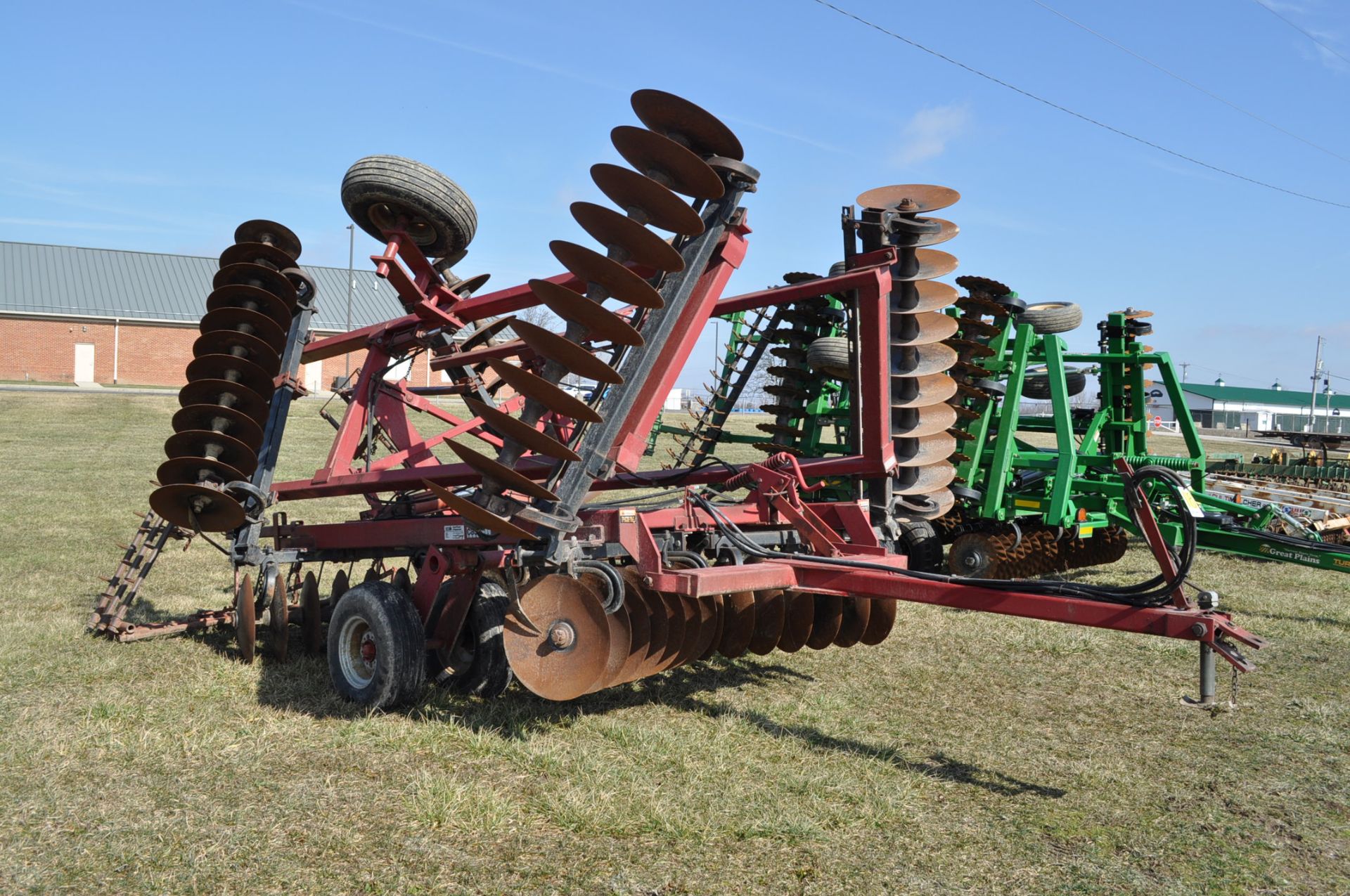 24’ Case IH 496 disc, rock flex, 7 ½” spacing, 3 bar spike tooth harrow, new blades - Image 2 of 13