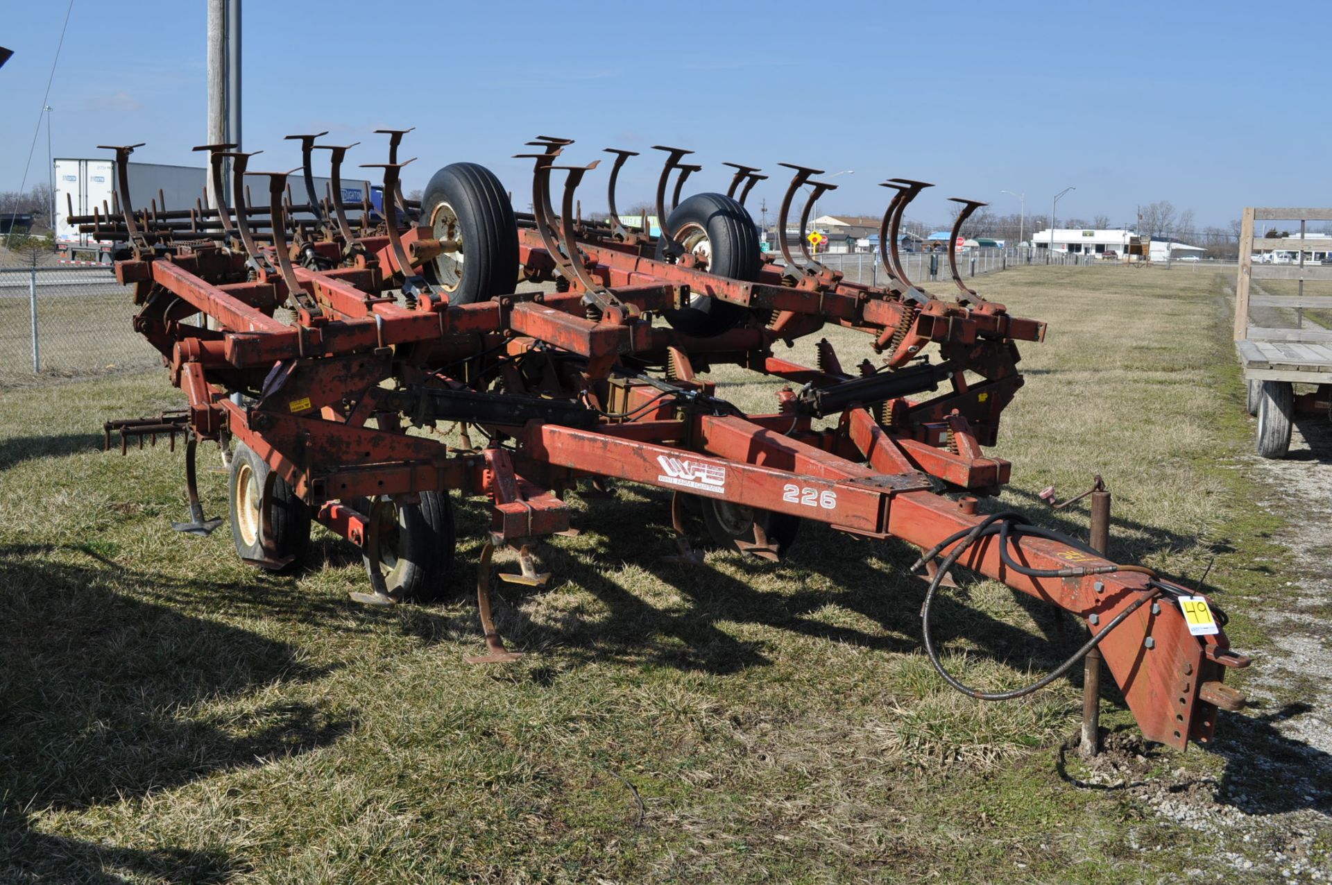 26' White 226 field cultivator, 3 bar harrow, walking tandems, rear hitch with hyd, hyd flat fold - Image 2 of 9