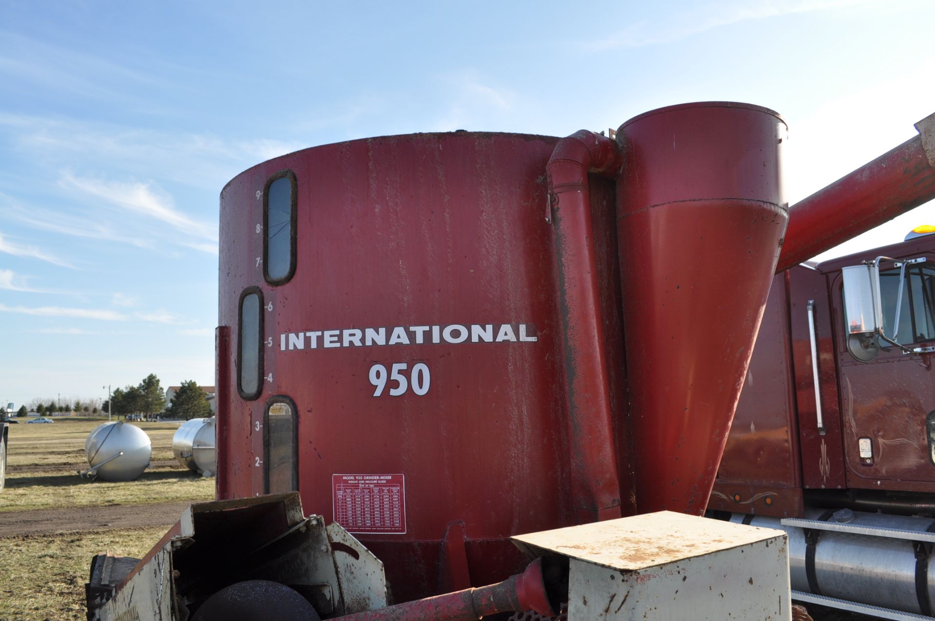 International 950 grinder mixer, ear corn chute, 540 PTO, bought new - Image 10 of 11