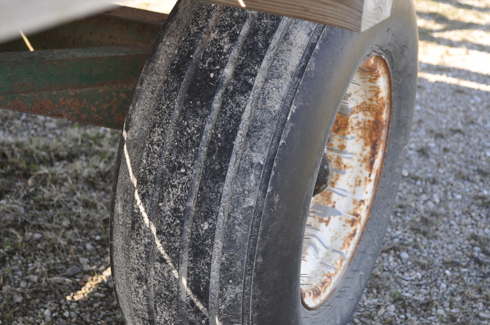 20' flat rack hay wagon, rear standards, on gear - Image 6 of 9