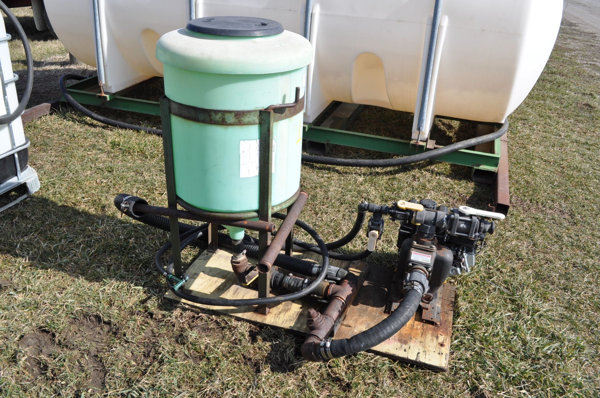 Banjo 2” cast pump with Briggs and Stratton engine, 35 gal inductor tanks with hose and stand - Image 2 of 5