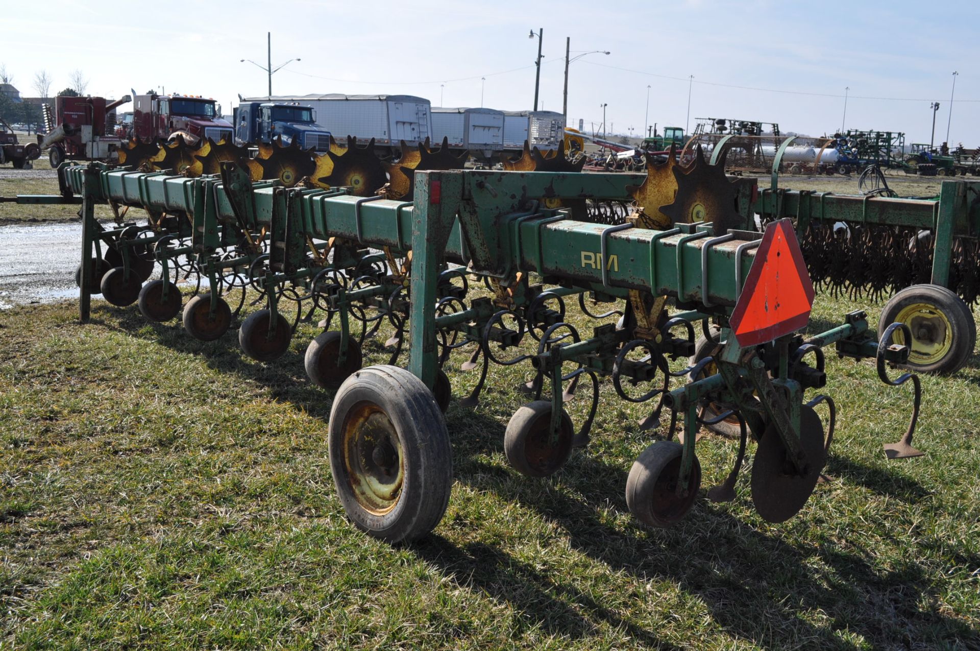 John Deere row crop cultivator, 8 row x 30”, 3pt, end transport - Image 4 of 8