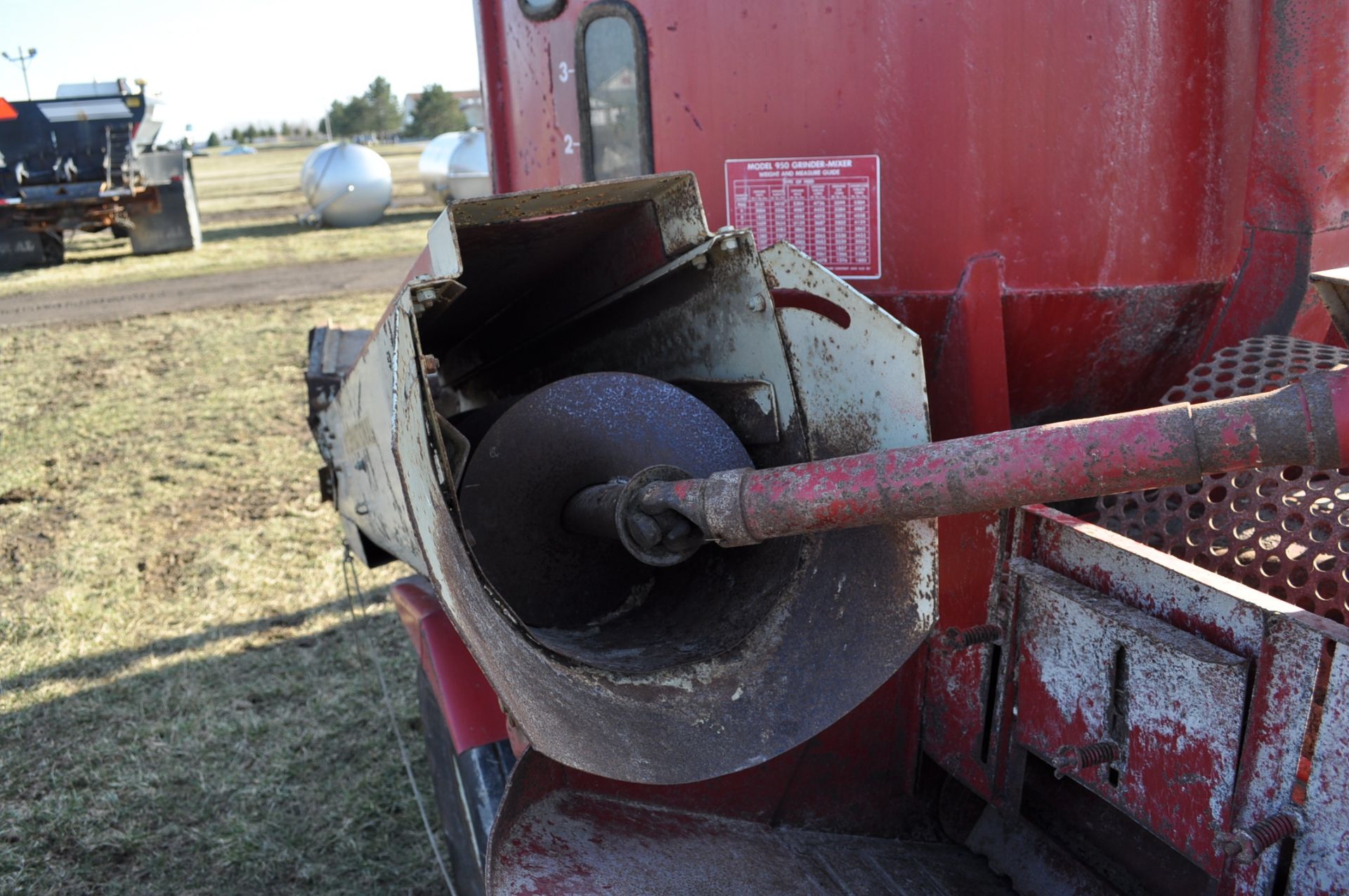 International 950 grinder mixer, ear corn chute, 540 PTO, bought new - Image 8 of 11