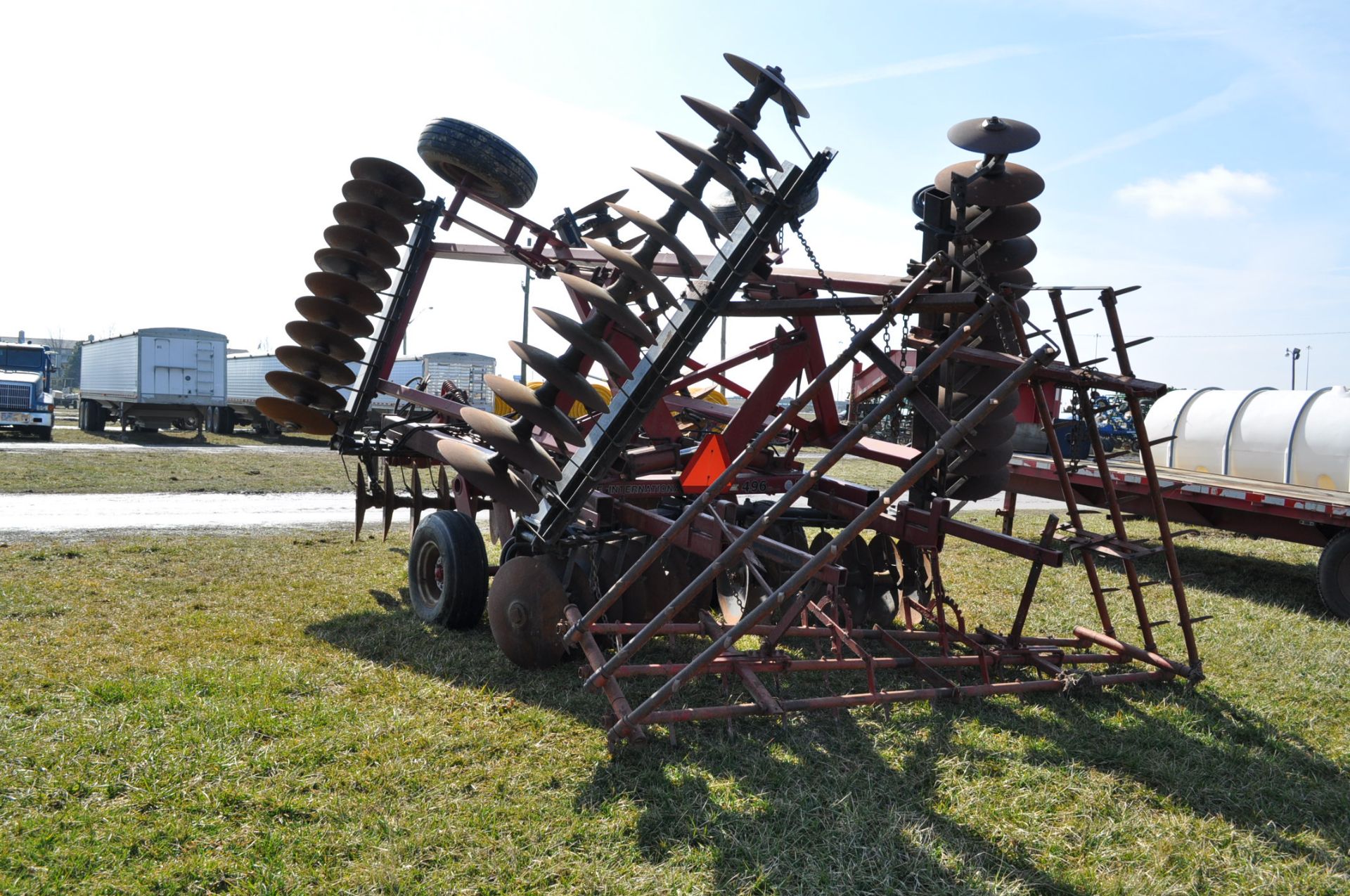 24’ Case IH 496 disc, rock flex, 7 ½” spacing, 3 bar spike tooth harrow, new blades - Image 4 of 13