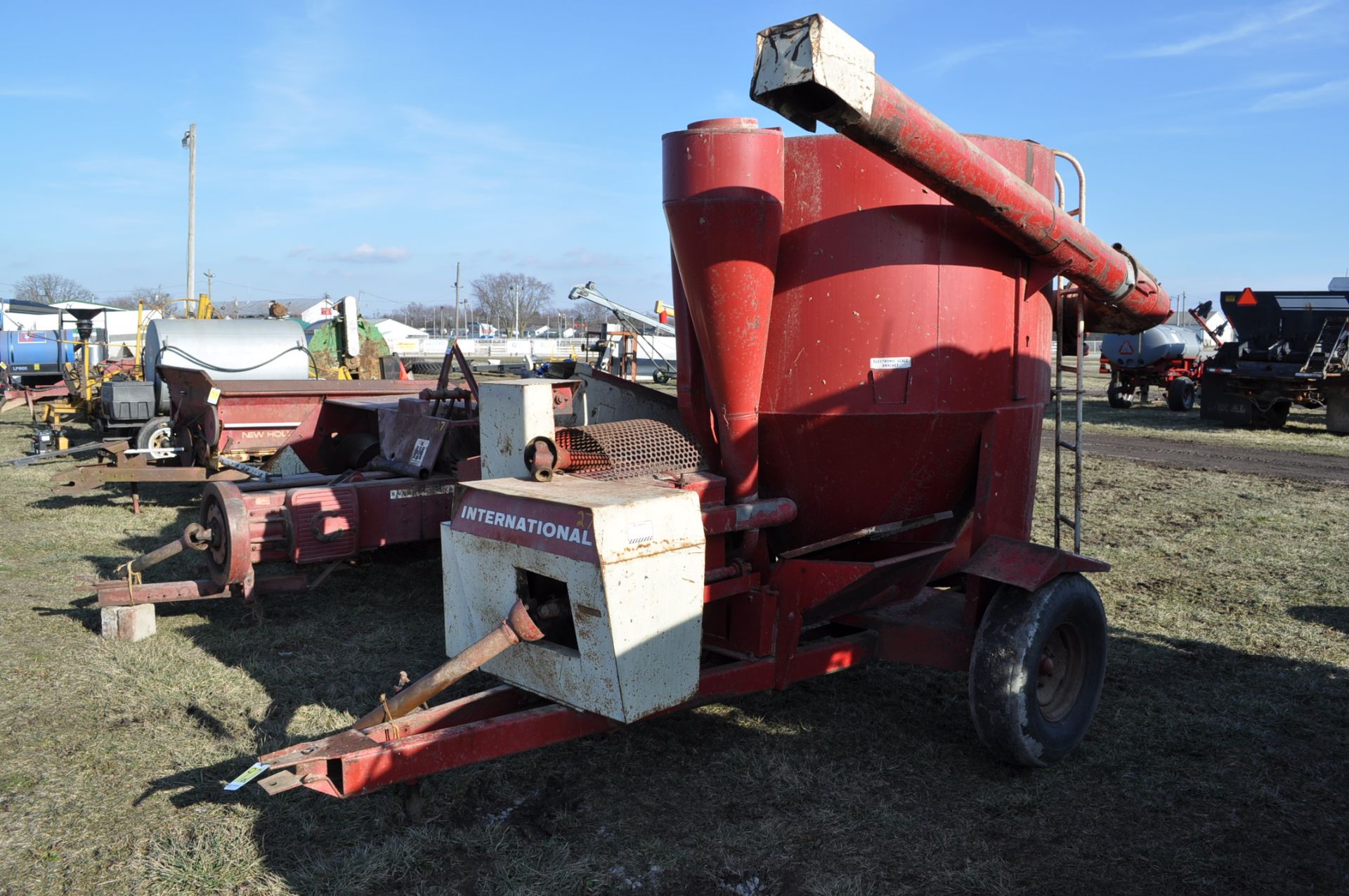 International 950 grinder mixer, ear corn chute, 540 PTO, bought new