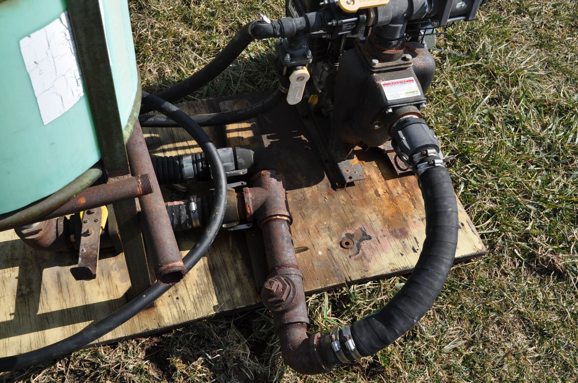 Banjo 2” cast pump with Briggs and Stratton engine, 35 gal inductor tanks with hose and stand - Image 4 of 5