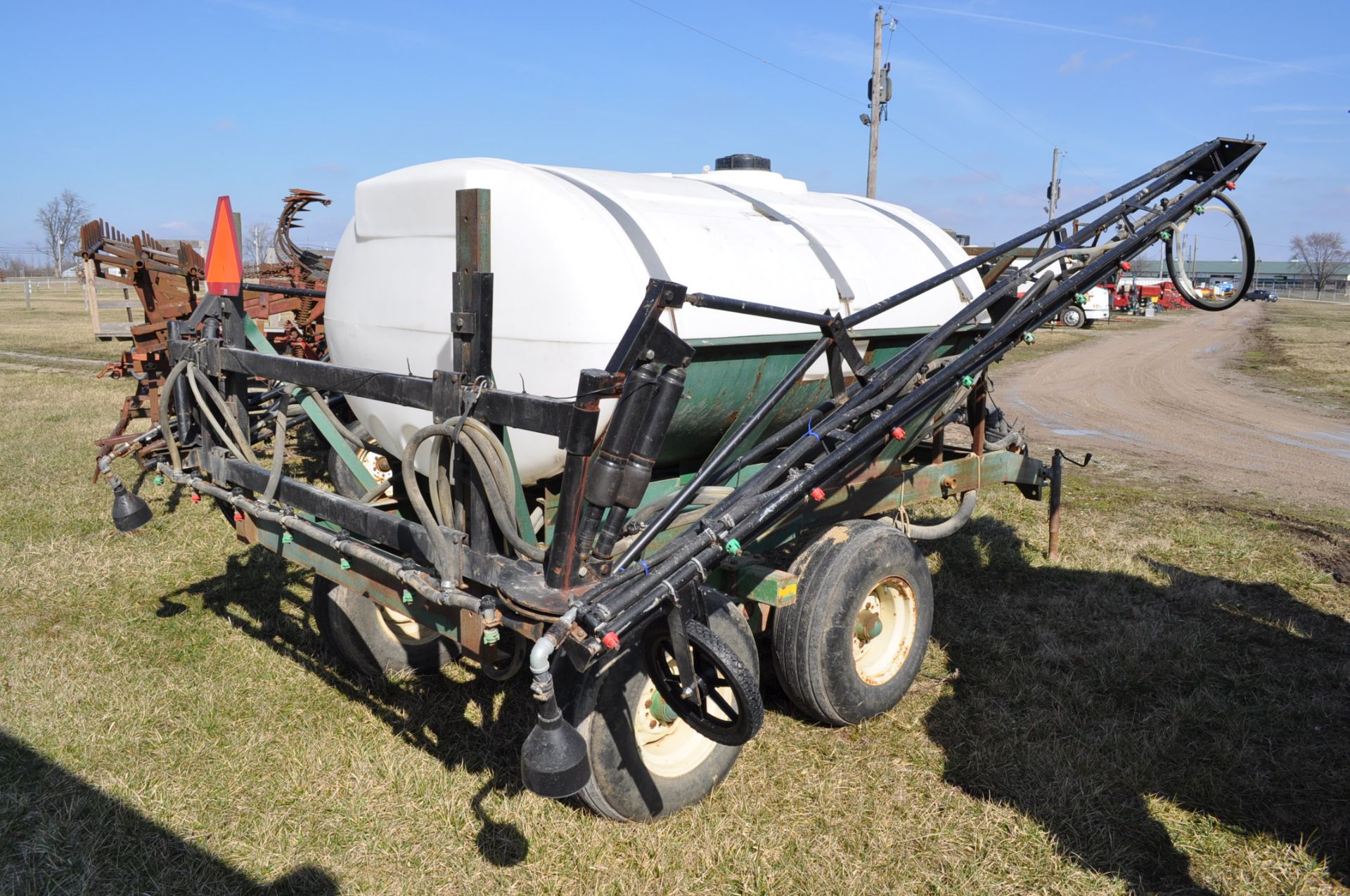 Pull type sprayer, 850 gal poly tank, tank one year old, 60 ft boom, 15" spacing, hyd solution pump - Image 3 of 11