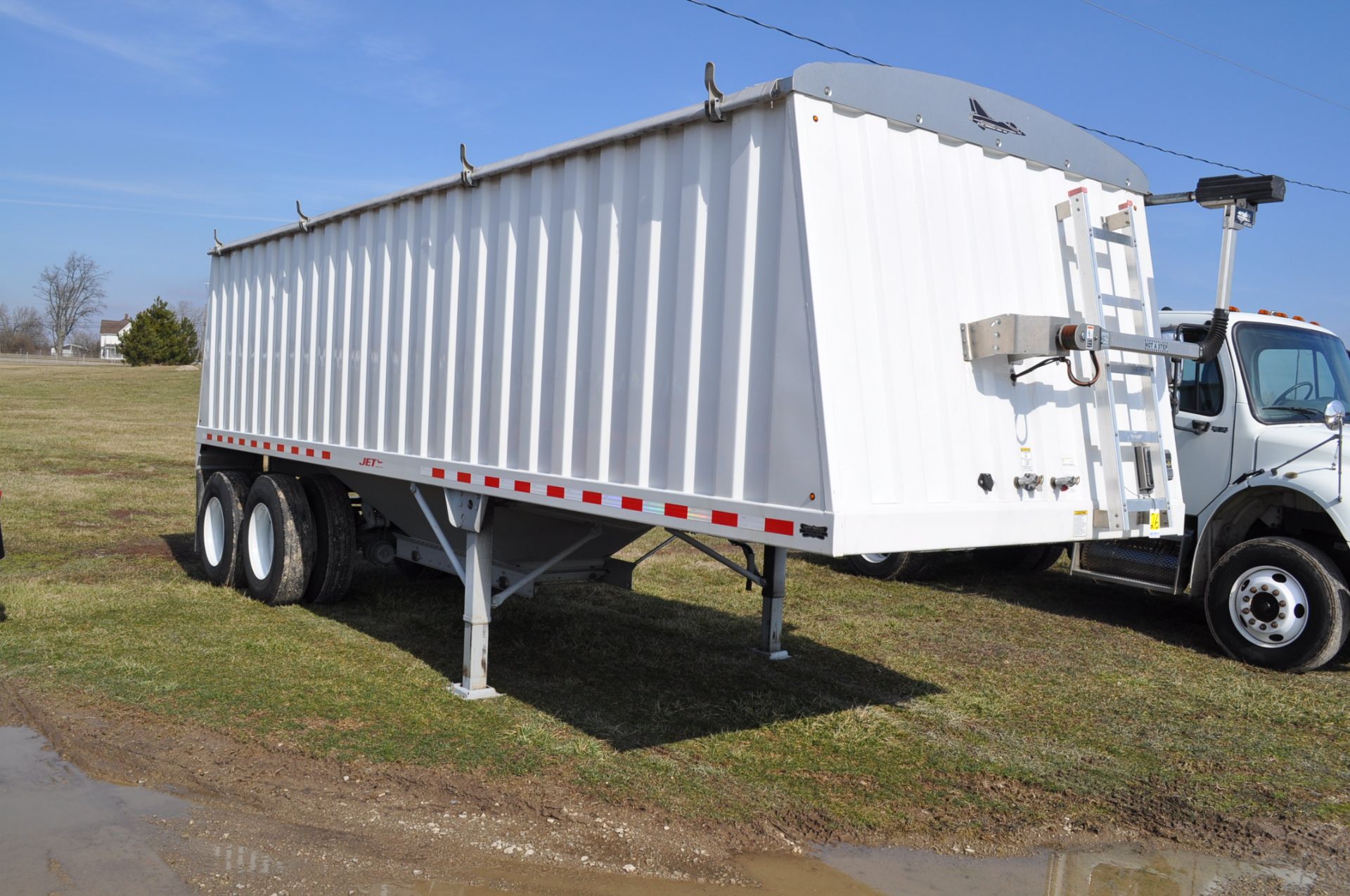 26’ 2018 Jet steel grain trailer, tandem axle, single hopper, 11R22.5 tires, spring ride, - Image 2 of 10