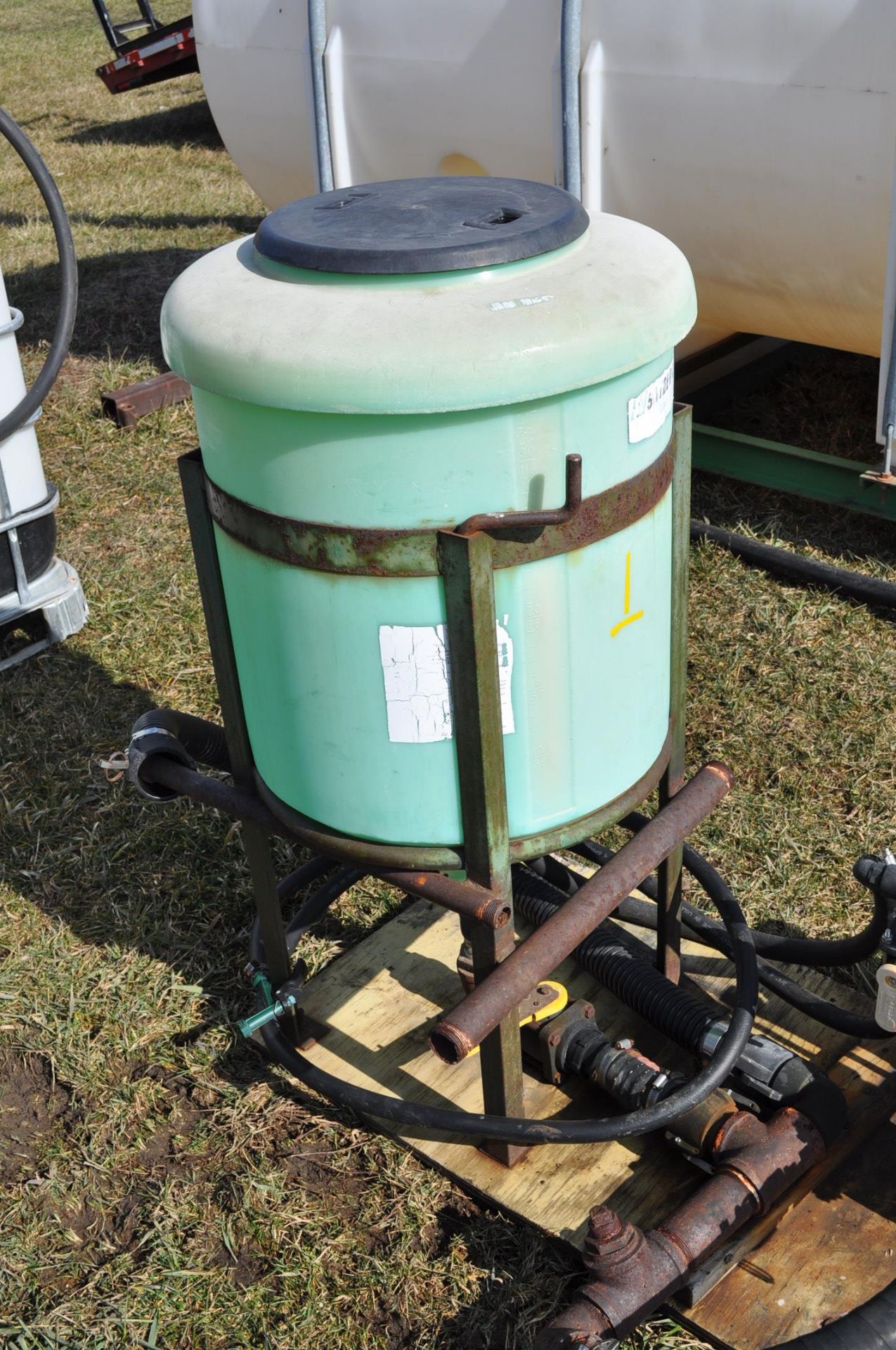 Banjo 2” cast pump with Briggs and Stratton engine, 35 gal inductor tanks with hose and stand - Image 5 of 5