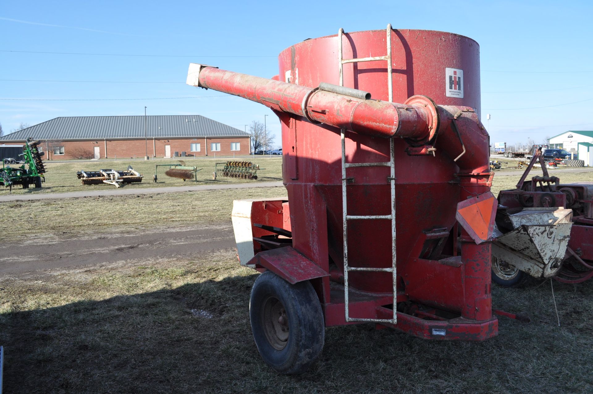 International 950 grinder mixer, ear corn chute, 540 PTO, bought new - Image 4 of 11