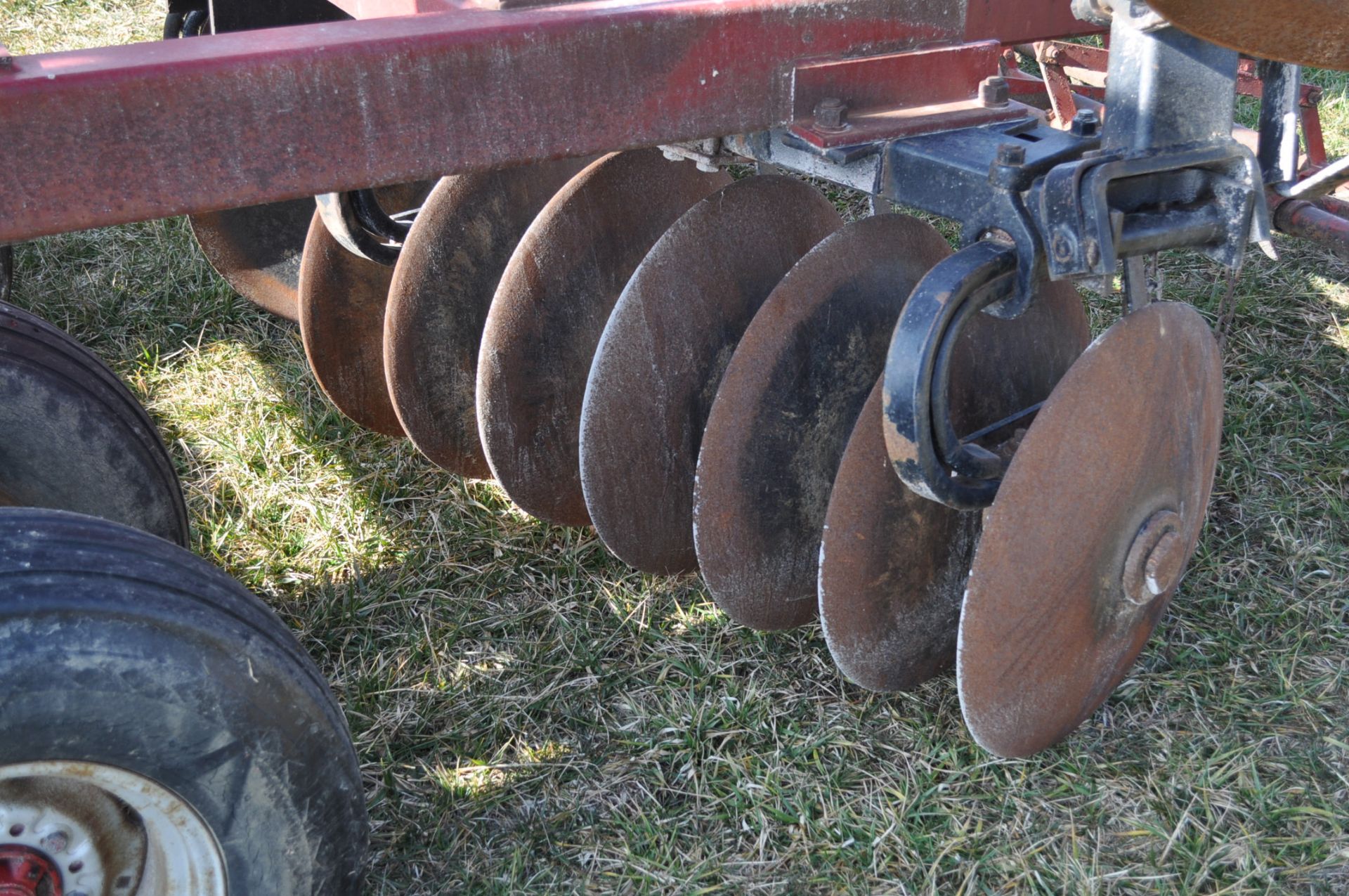 24’ Case IH 496 disc, rock flex, 7 ½” spacing, 3 bar spike tooth harrow, new blades - Image 7 of 13