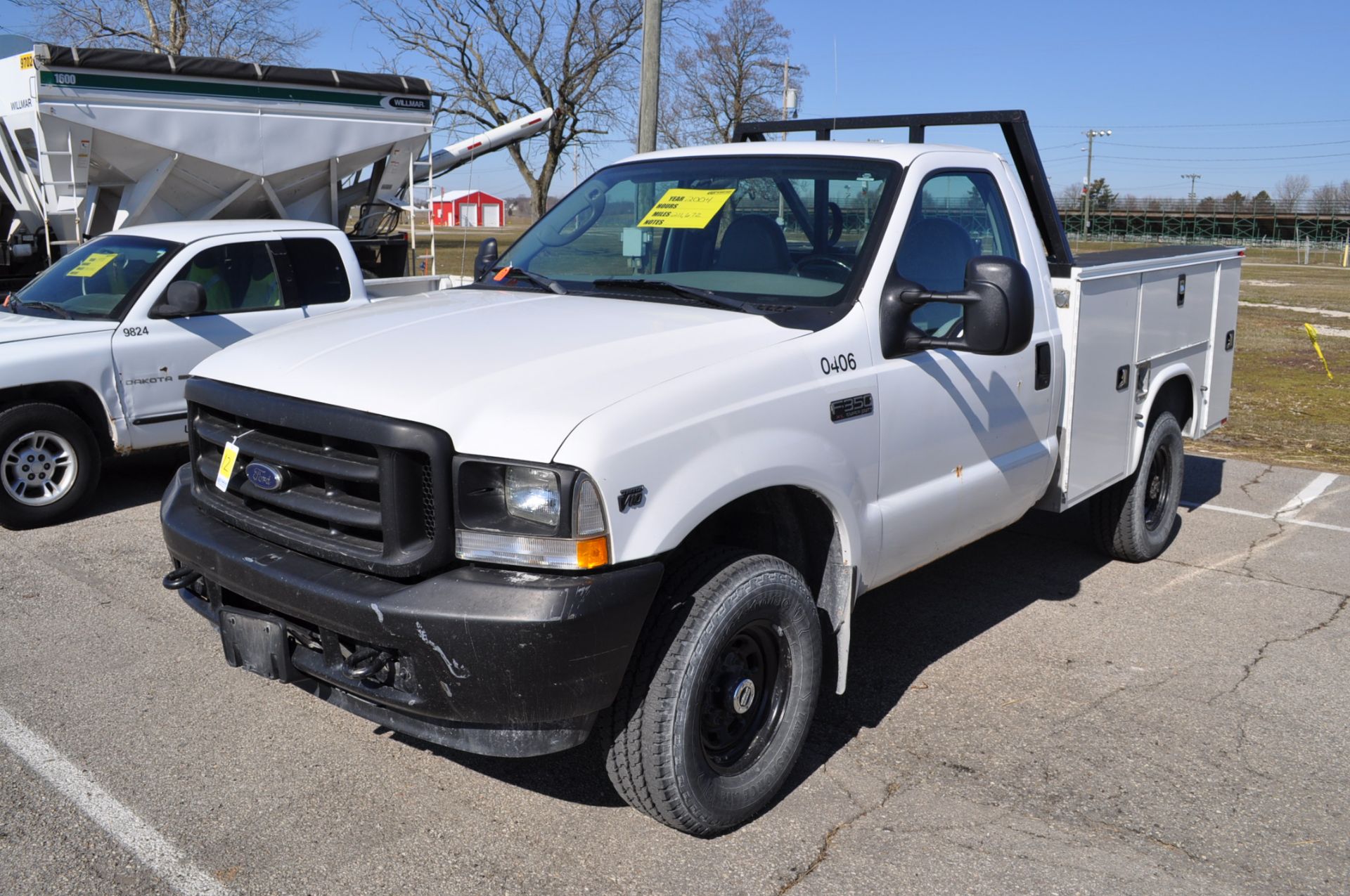 2004 Ford F-350 XL, reg. cab, 4x4, V-10 Triton, auto trans, 9’ Knapheide service bed, 211,673 m