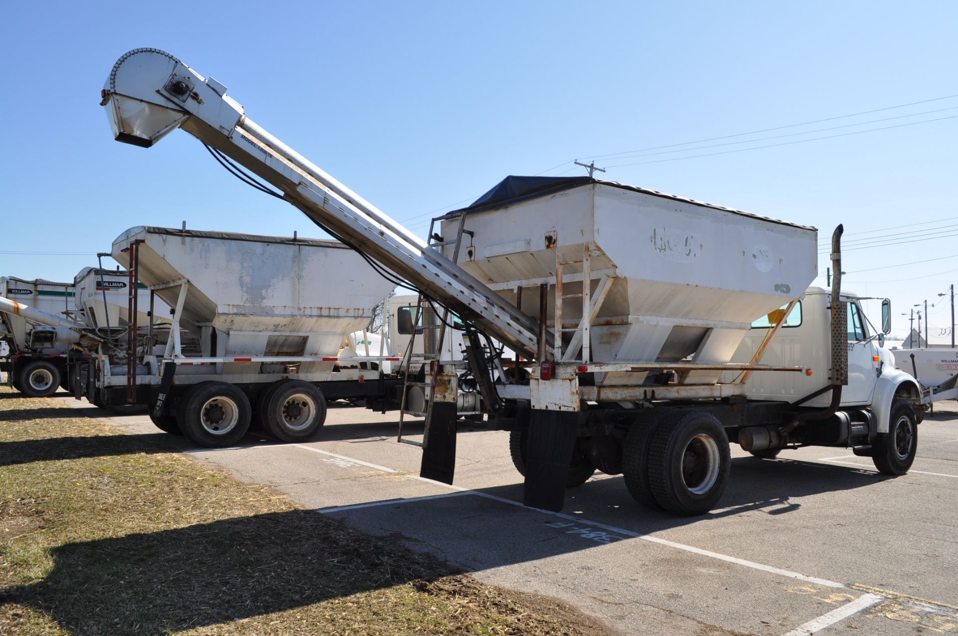 1992 International 4900, single, DT 466, 6-speed trans, seed tender, 10-ton bed w/KSI SS hydr - Image 3 of 21