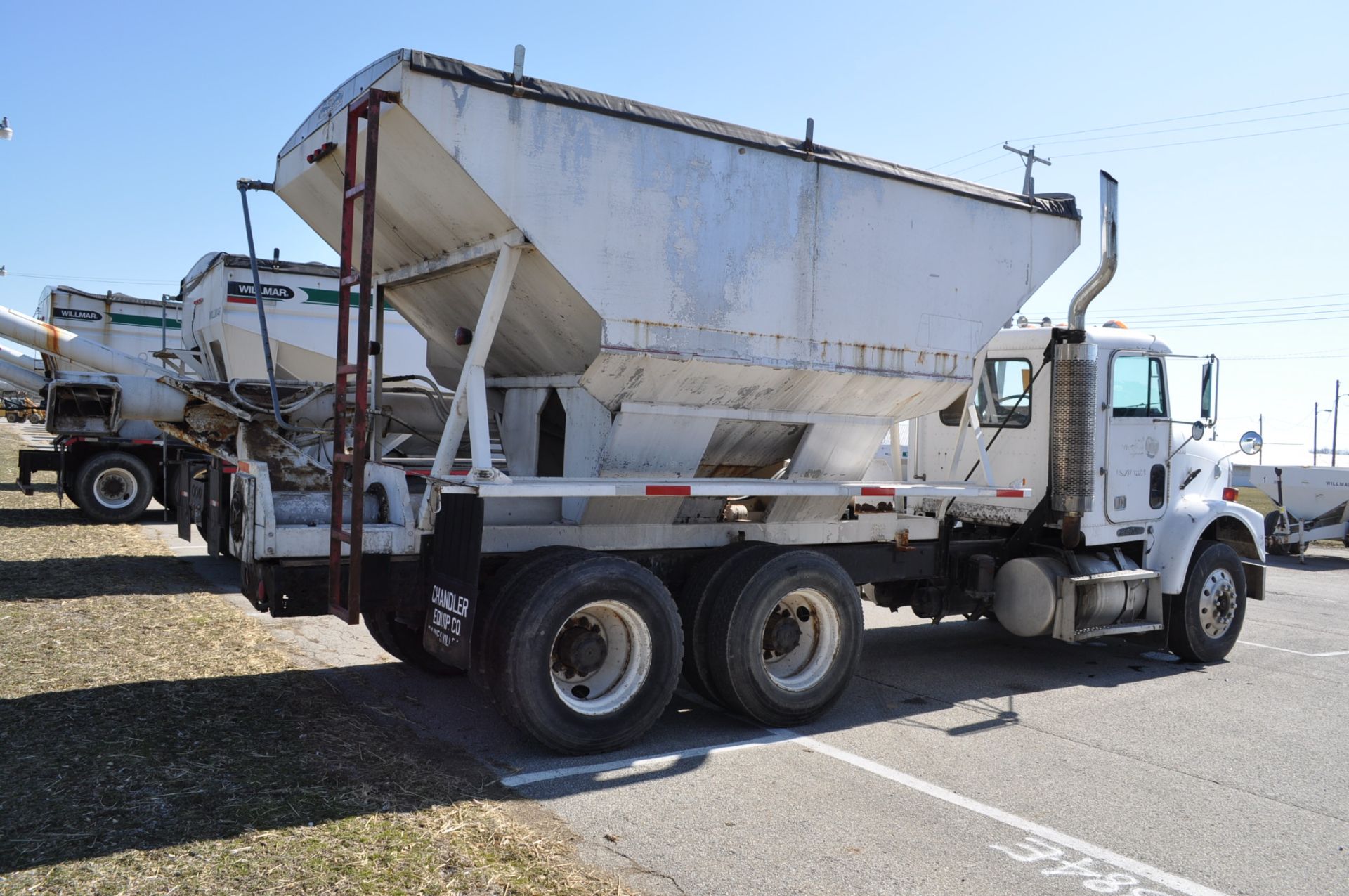 1994 Freighliner tender truck, Cummins M11-330E, Eaton 7 spd, tandem axle, Chandler side discharge - Image 3 of 24