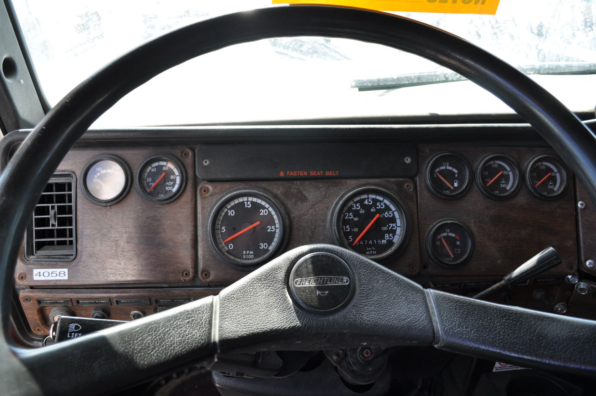 1993 Freightliner FLD, tandem, air lift 3rd axle, Cummins M11, 10-speed trans, Willmar 1600, - Image 26 of 29