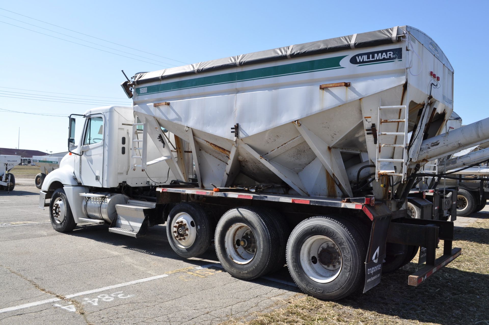 2001 Freightliner Columbia, tri-axle, Cummins ISM 330, 10-speed trans, fertilizer tender, Willmar - Image 2 of 36