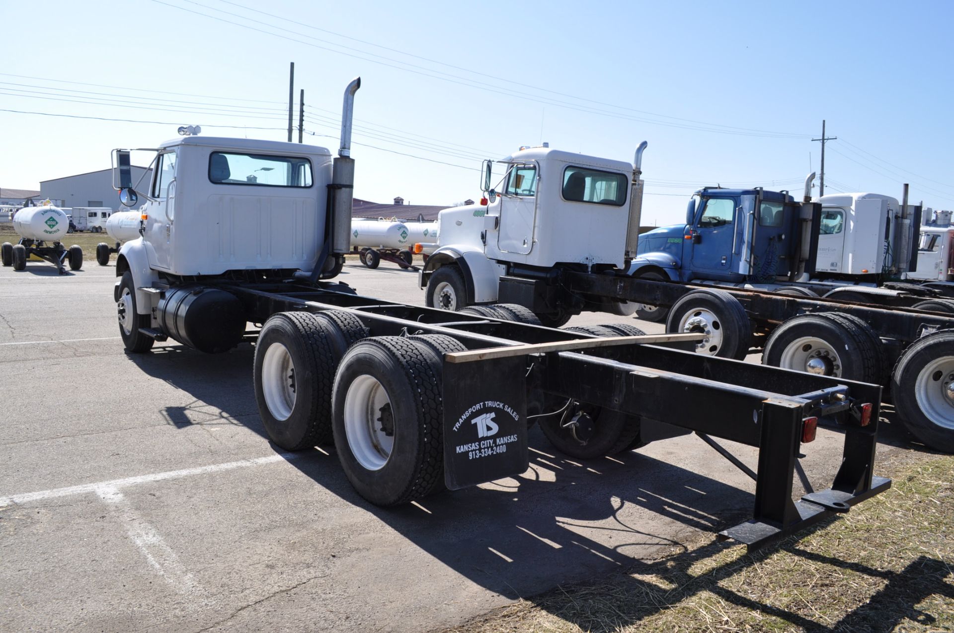 1990 International 8100, tandem, Cummins LTA-10, 9-speed trans, no bed, 371,365 mi - Image 2 of 18