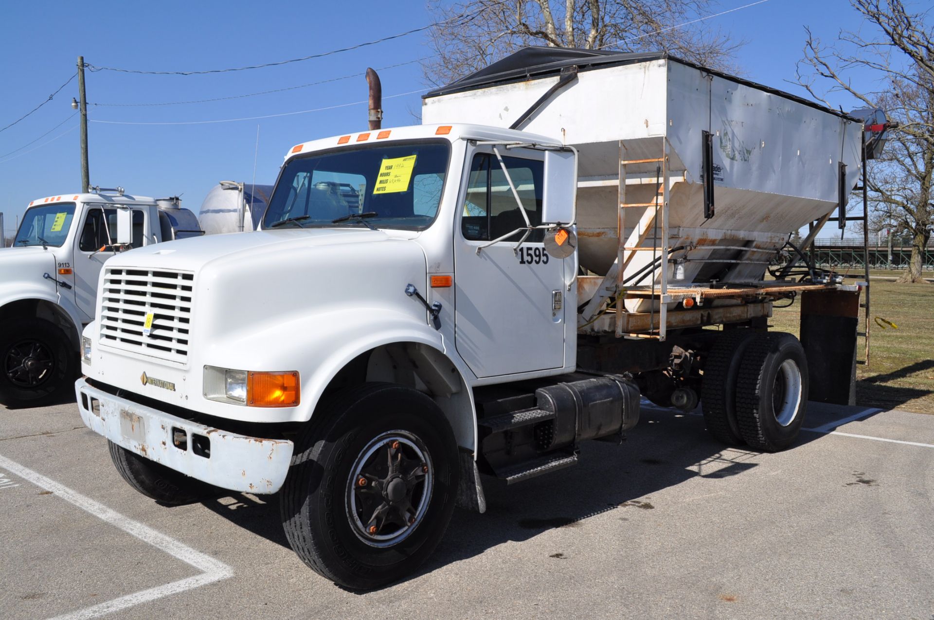 1992 International 4900, single, DT 466, 6-speed trans, seed tender, 10-ton bed w/KSI SS hydr