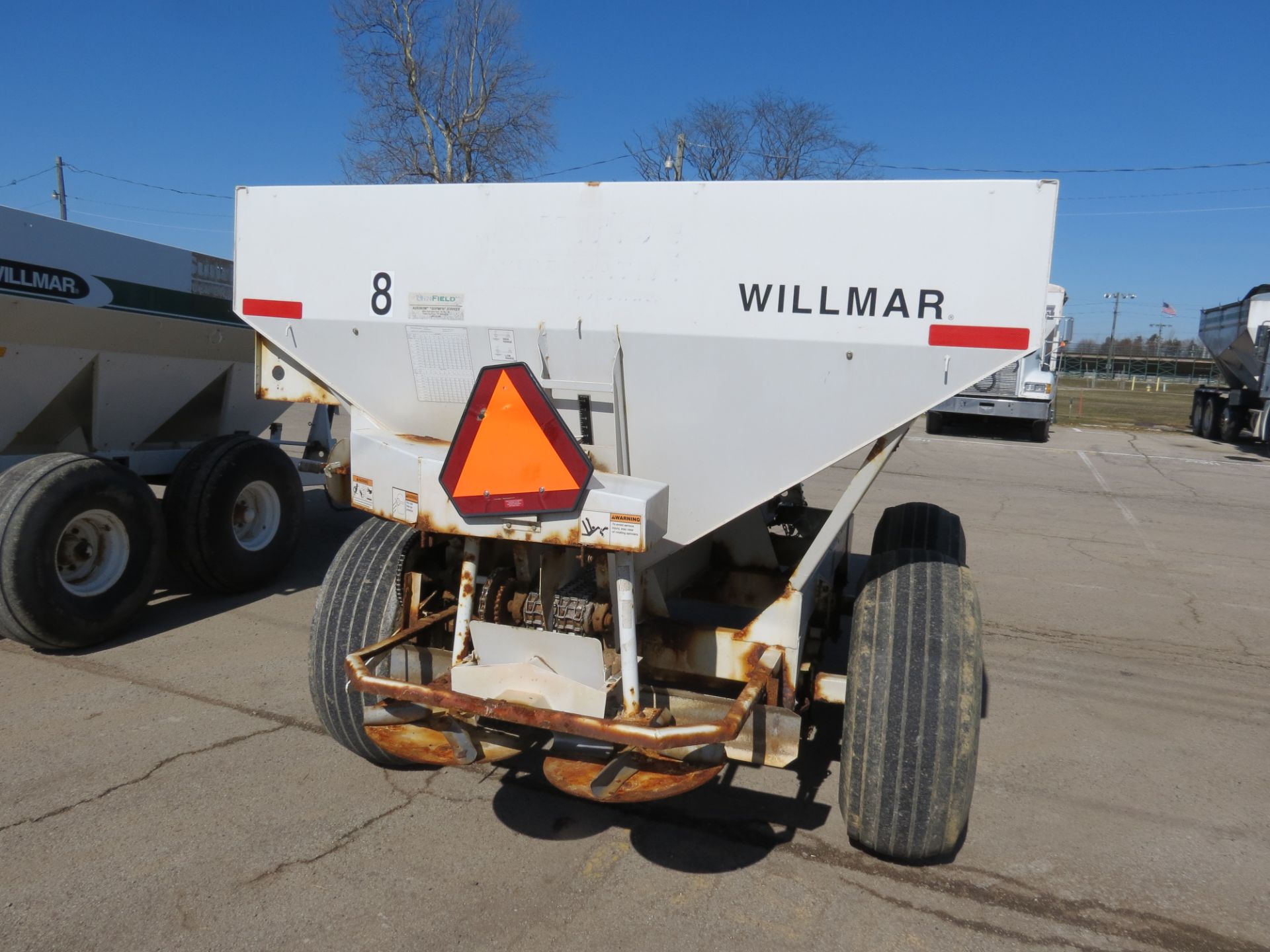 Willmar Super 600 dry fertilizer spreader - Image 6 of 13