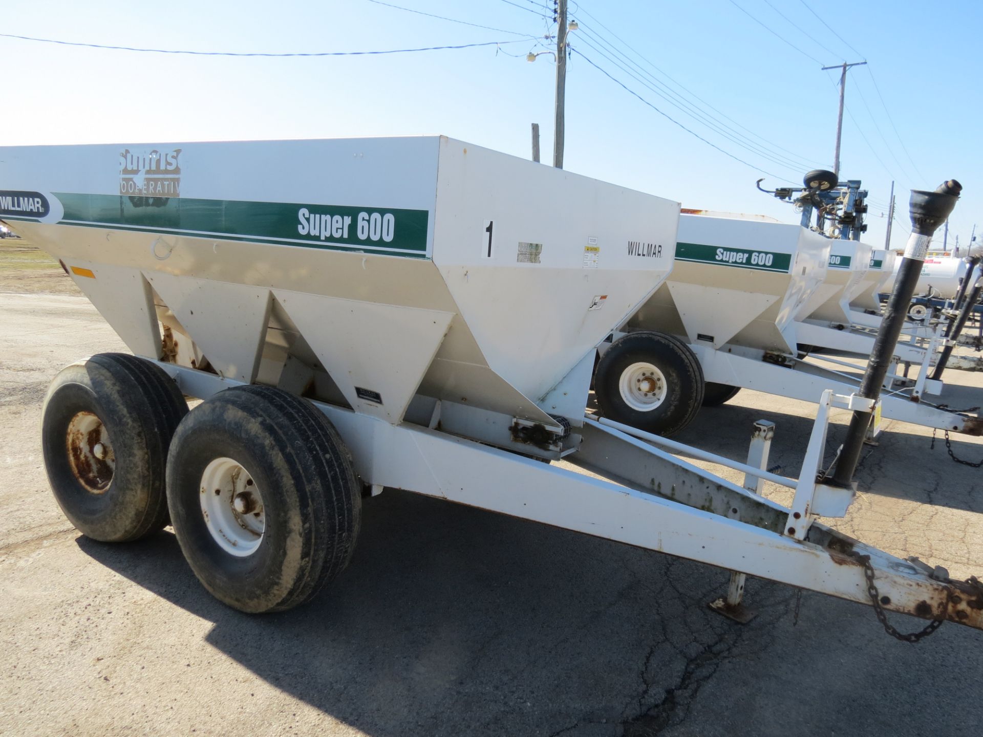 Willmar Super 600 dry fertilizer spreader - Image 8 of 13