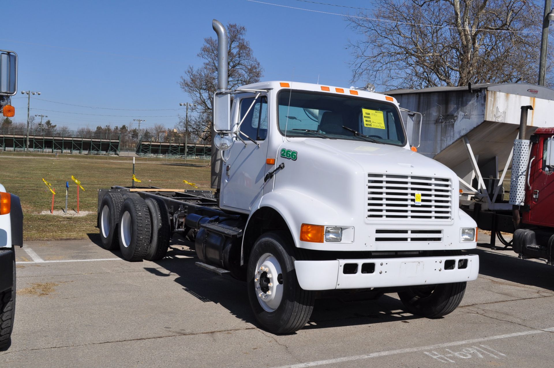 1990 International 8100, tandem, Cummins LTA-10, 9-speed trans, no bed, 371,365 mi - Image 4 of 18